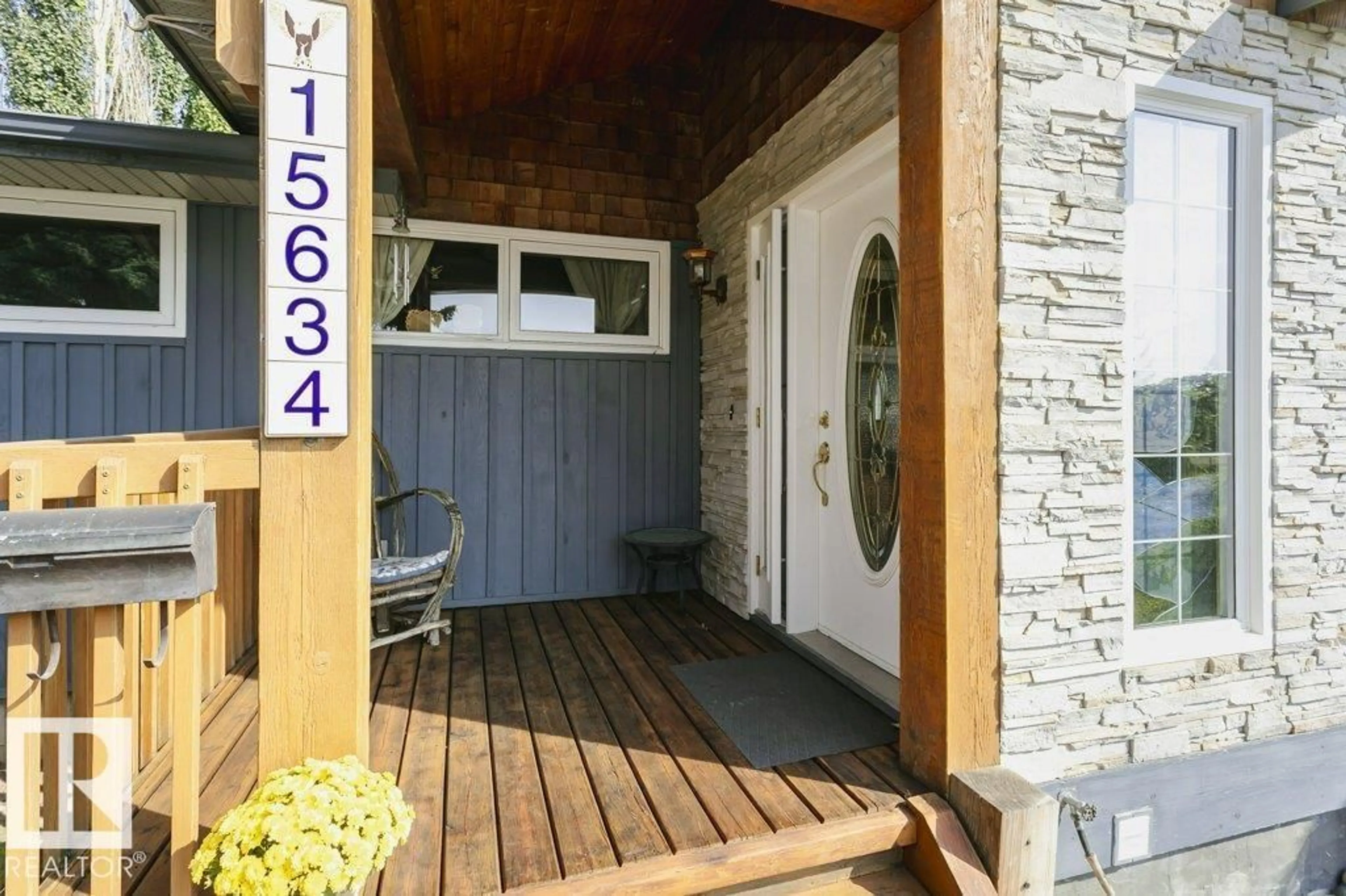 Indoor entryway for 15634 81 AV, Edmonton Alberta T5R3P4