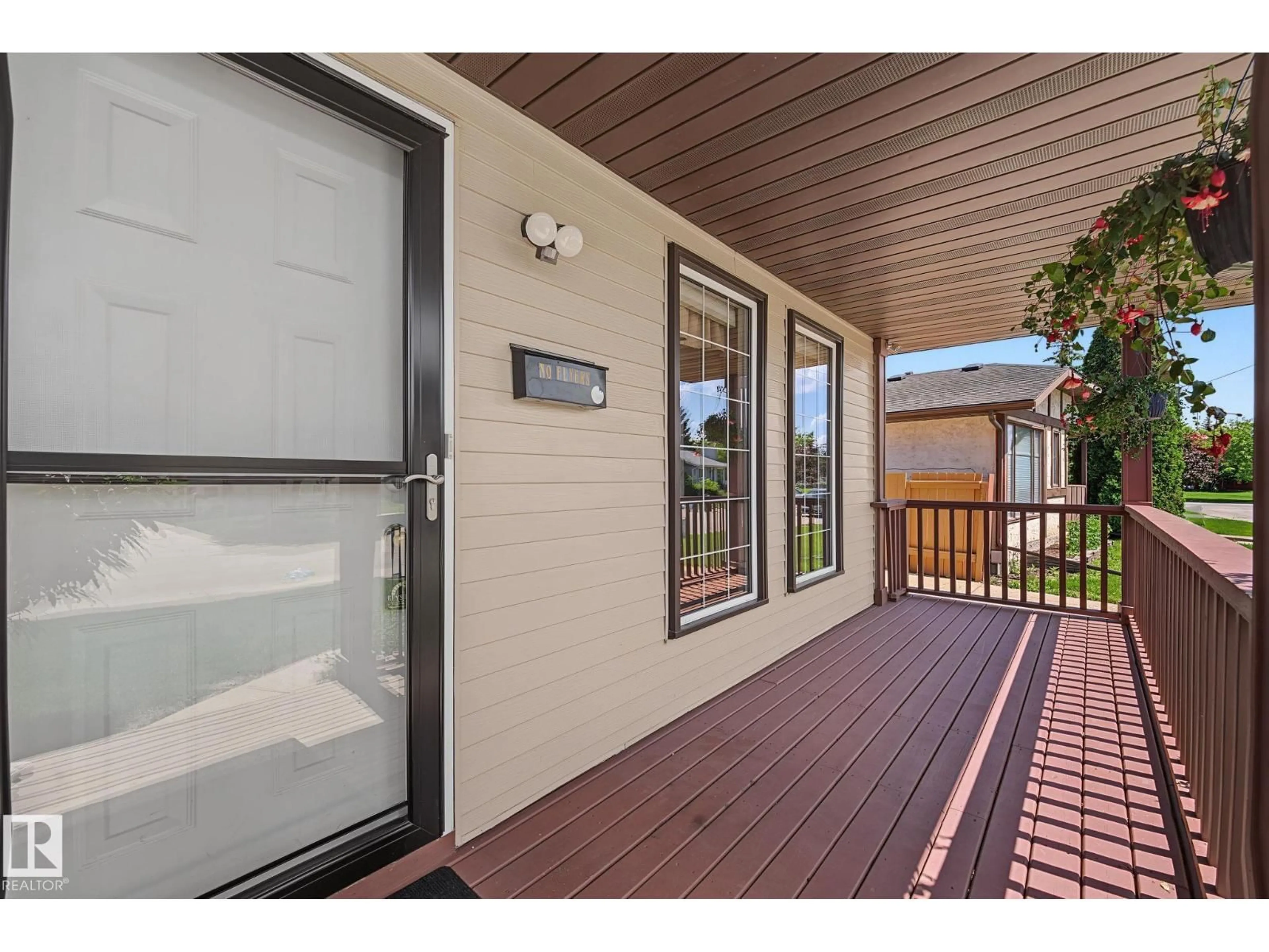 Indoor entryway for 9516 173 AV, Edmonton Alberta T5Z1Z8