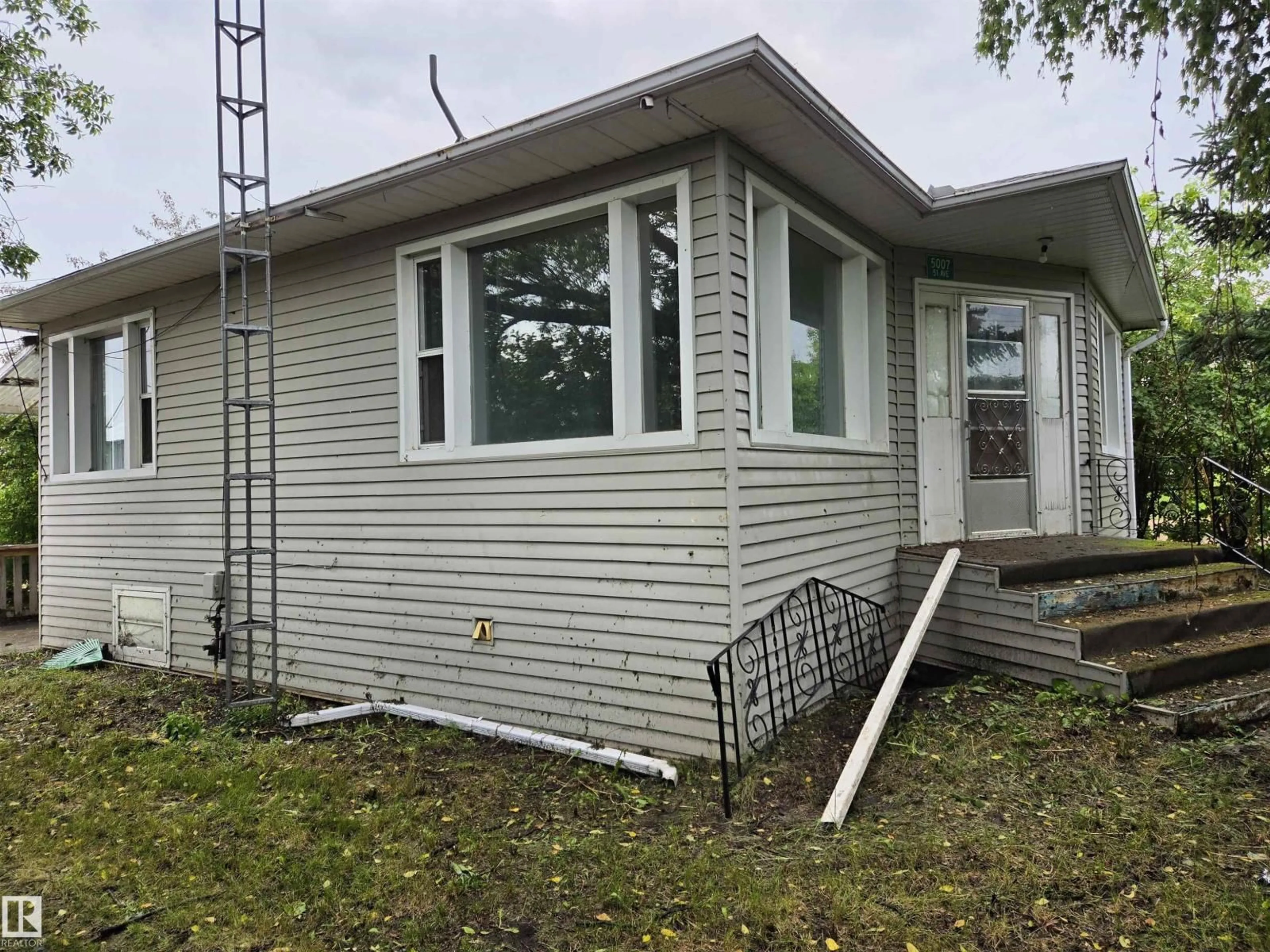 Home with vinyl exterior material, building for 5007 51 AV, Newbrook Alberta T0A2P0