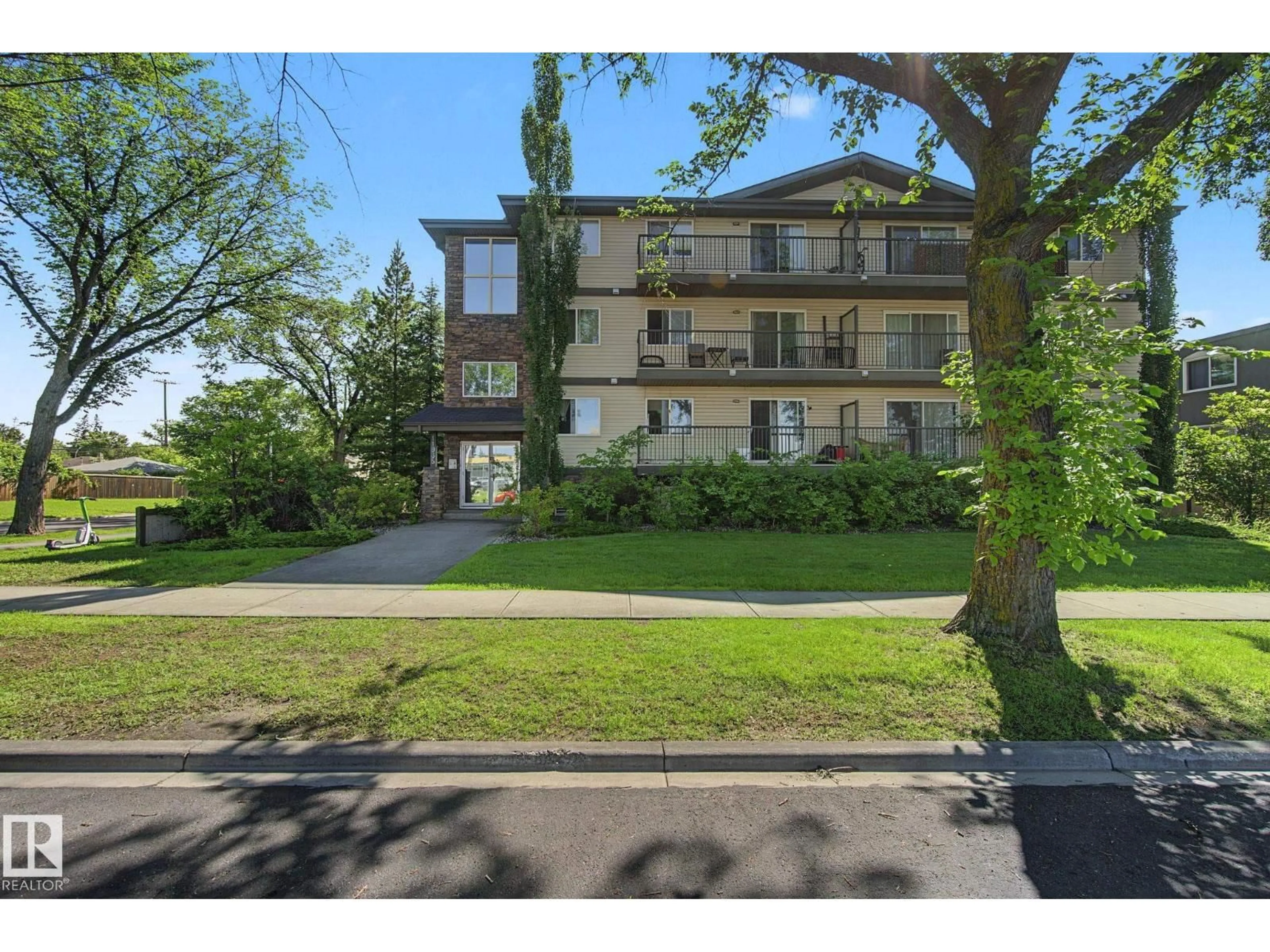 A pic from outside/outdoor area/front of a property/back of a property/a pic from drone, street for #202 - 11935 106ST NW, Edmonton Alberta T5G2R4