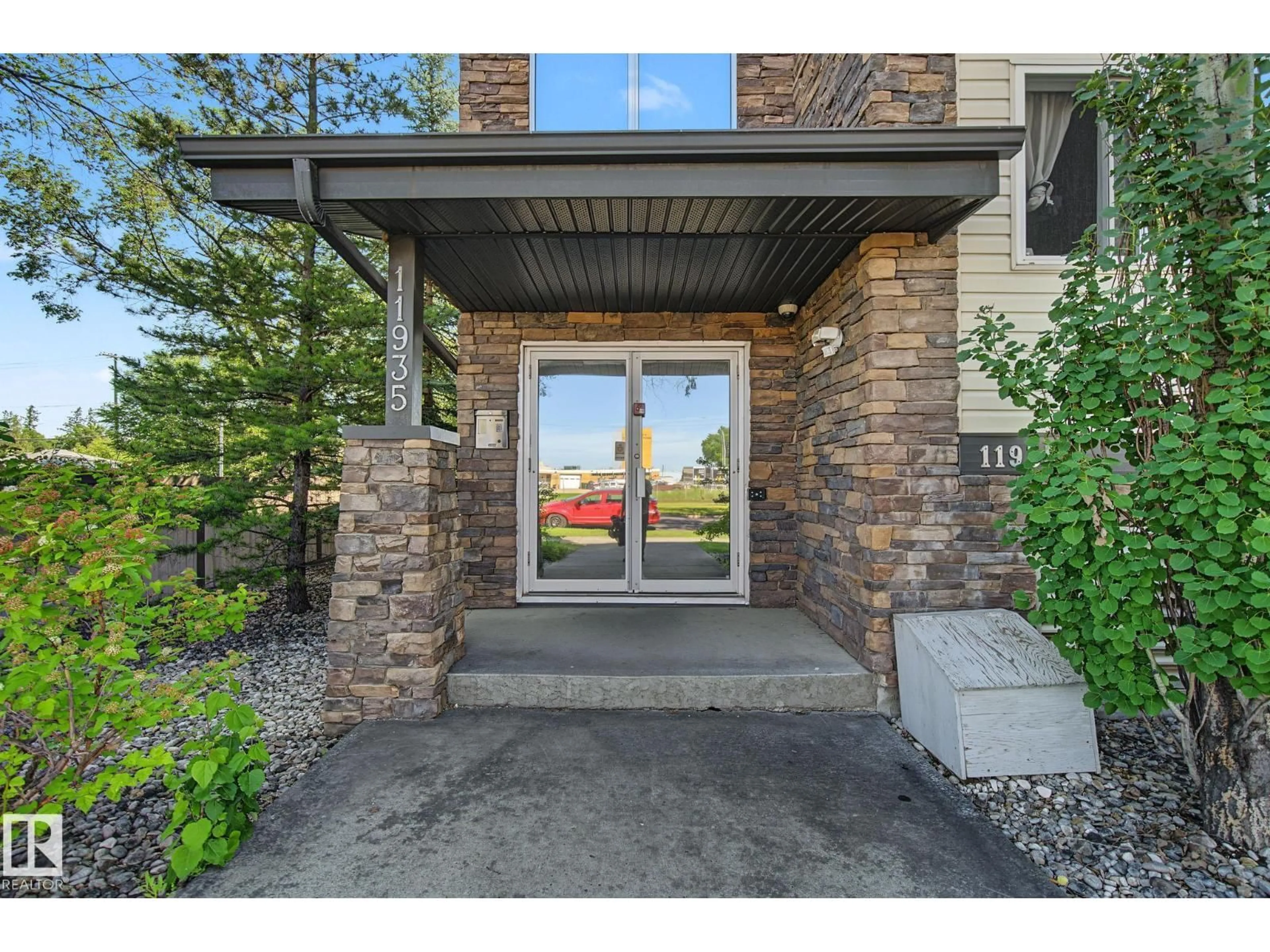 Indoor entryway for #202 - 11935 106ST NW, Edmonton Alberta T5G2R4