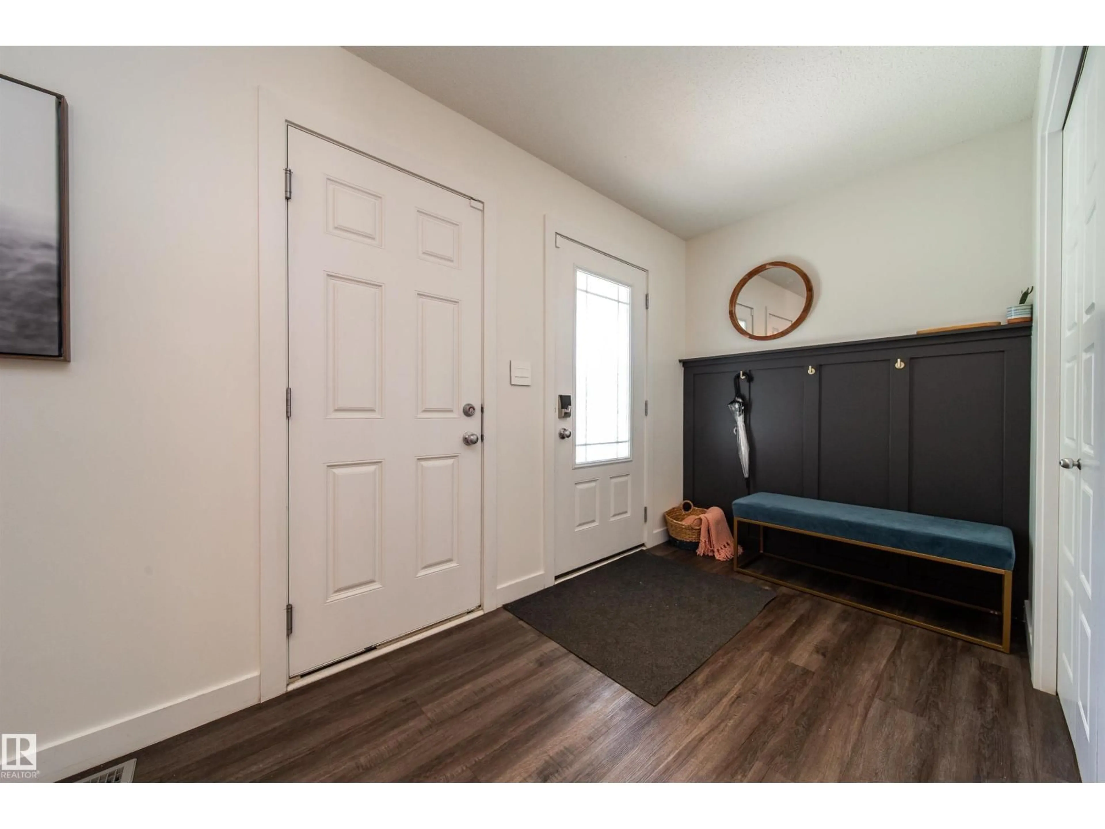 Indoor entryway for 8916 217 ST, Edmonton Alberta T5T7C4