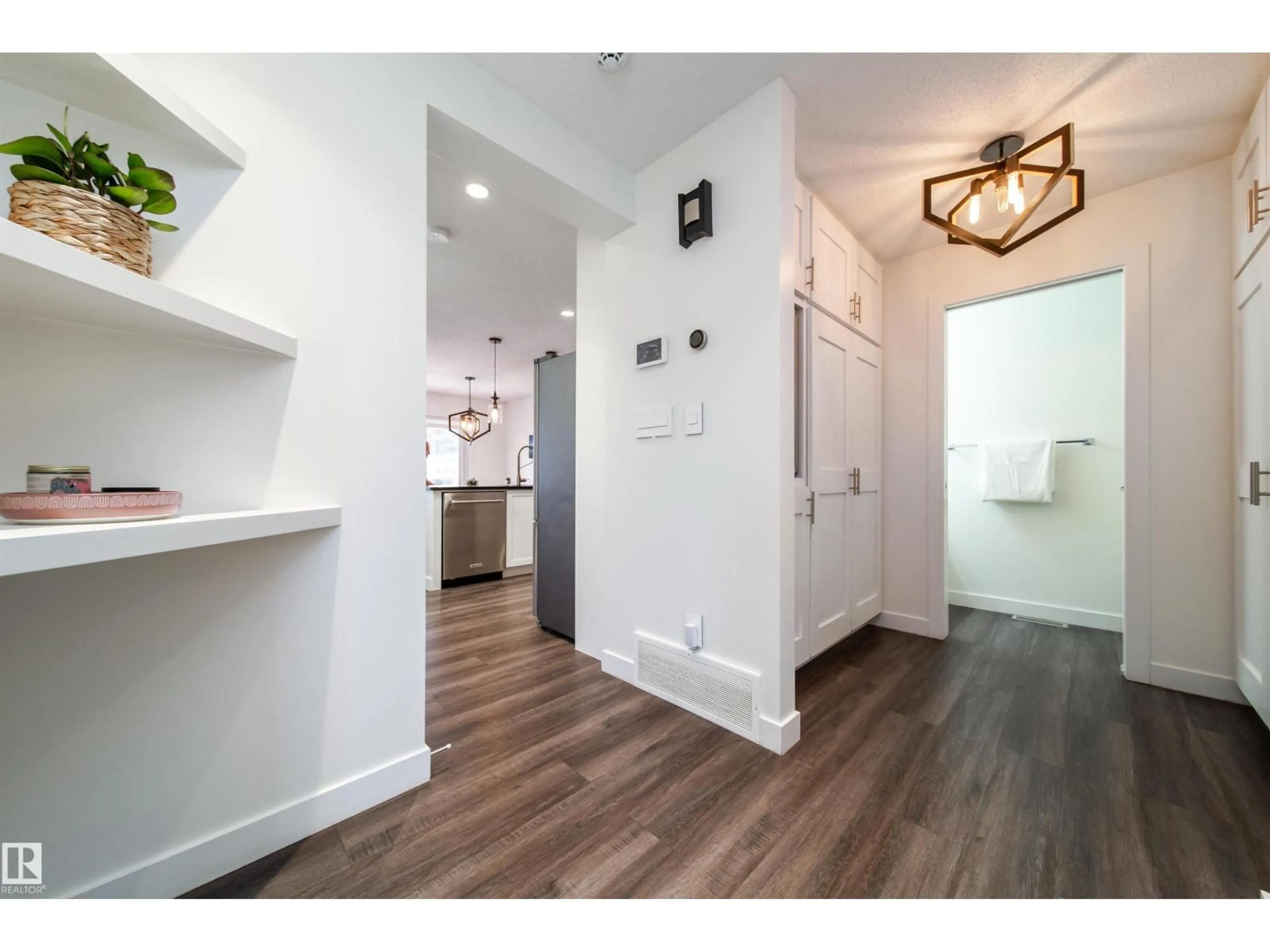 Indoor entryway for 8916 217 ST, Edmonton Alberta T5T7C4