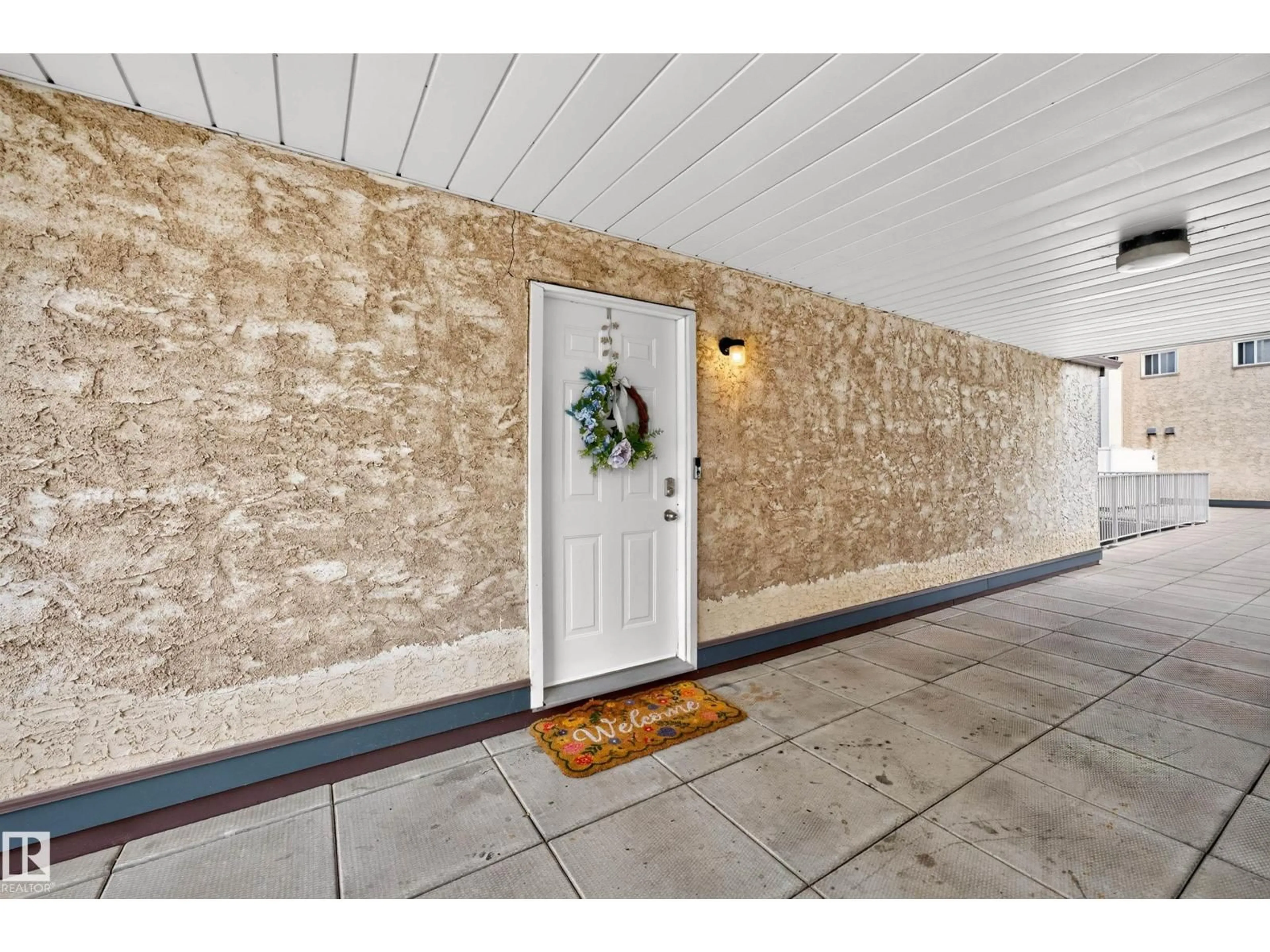 Indoor entryway for 111 LANCASTER TC, Edmonton Alberta T5X5S7