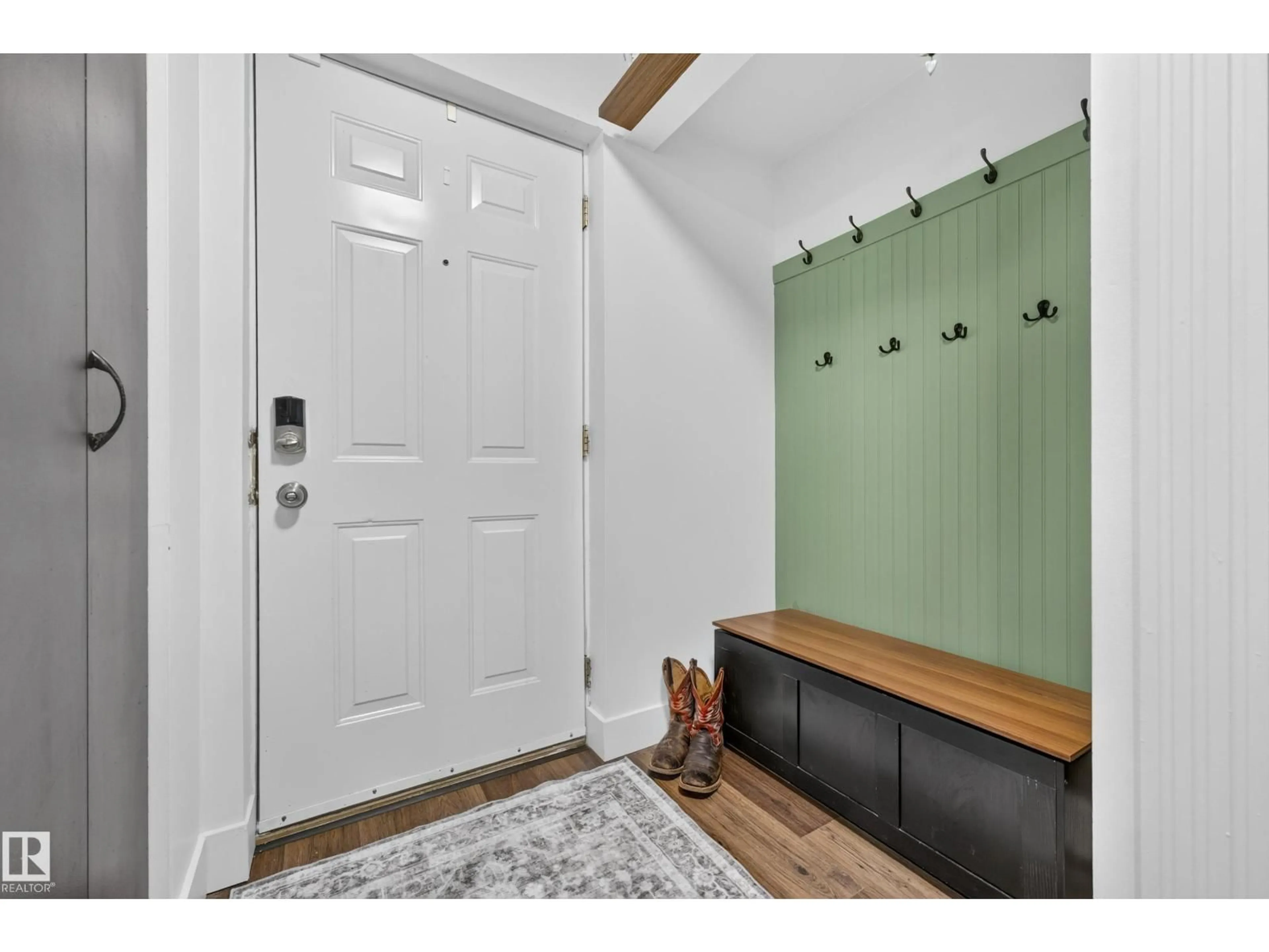 Indoor entryway for 111 LANCASTER TC, Edmonton Alberta T5X5S7