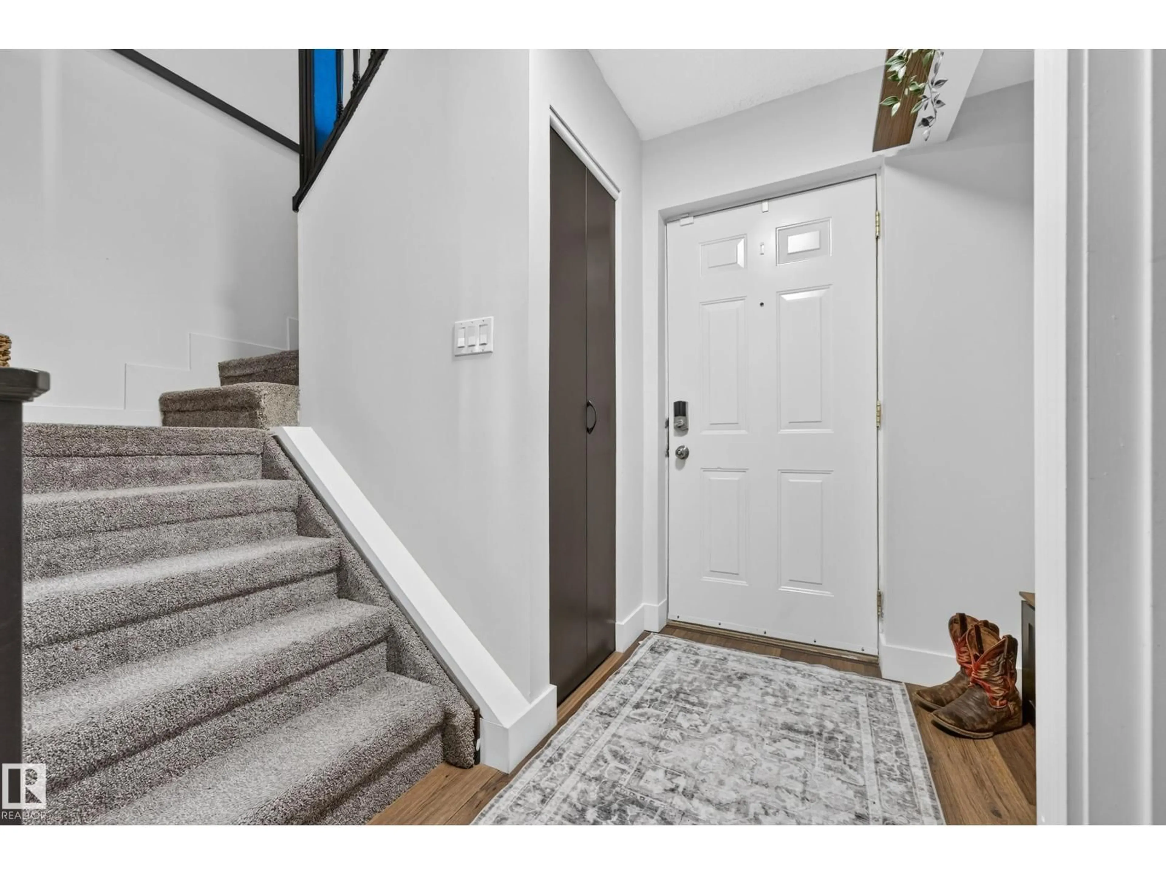 Indoor entryway for 111 LANCASTER TC, Edmonton Alberta T5X5S7