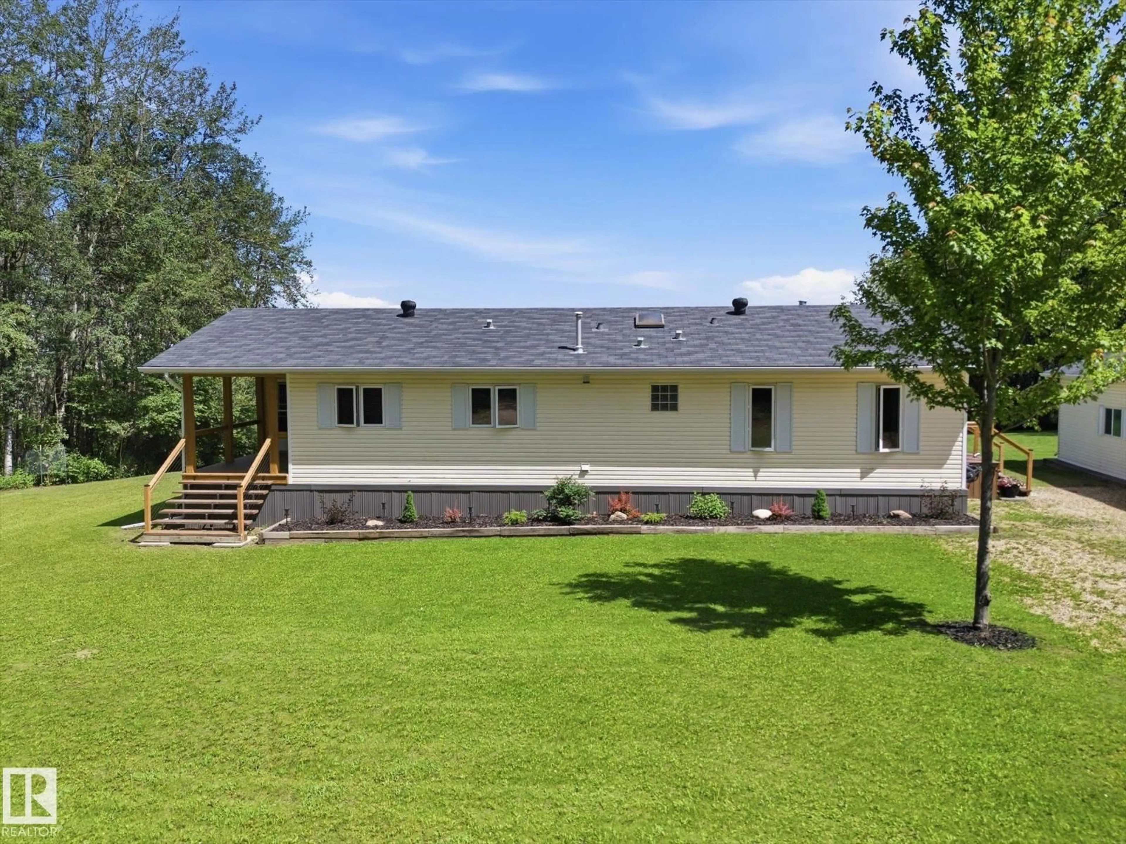 A pic from outside/outdoor area/front of a property/back of a property/a pic from drone, building for 51201 RGE ROAD 73, Rural Parkland County Alberta T7A1S6