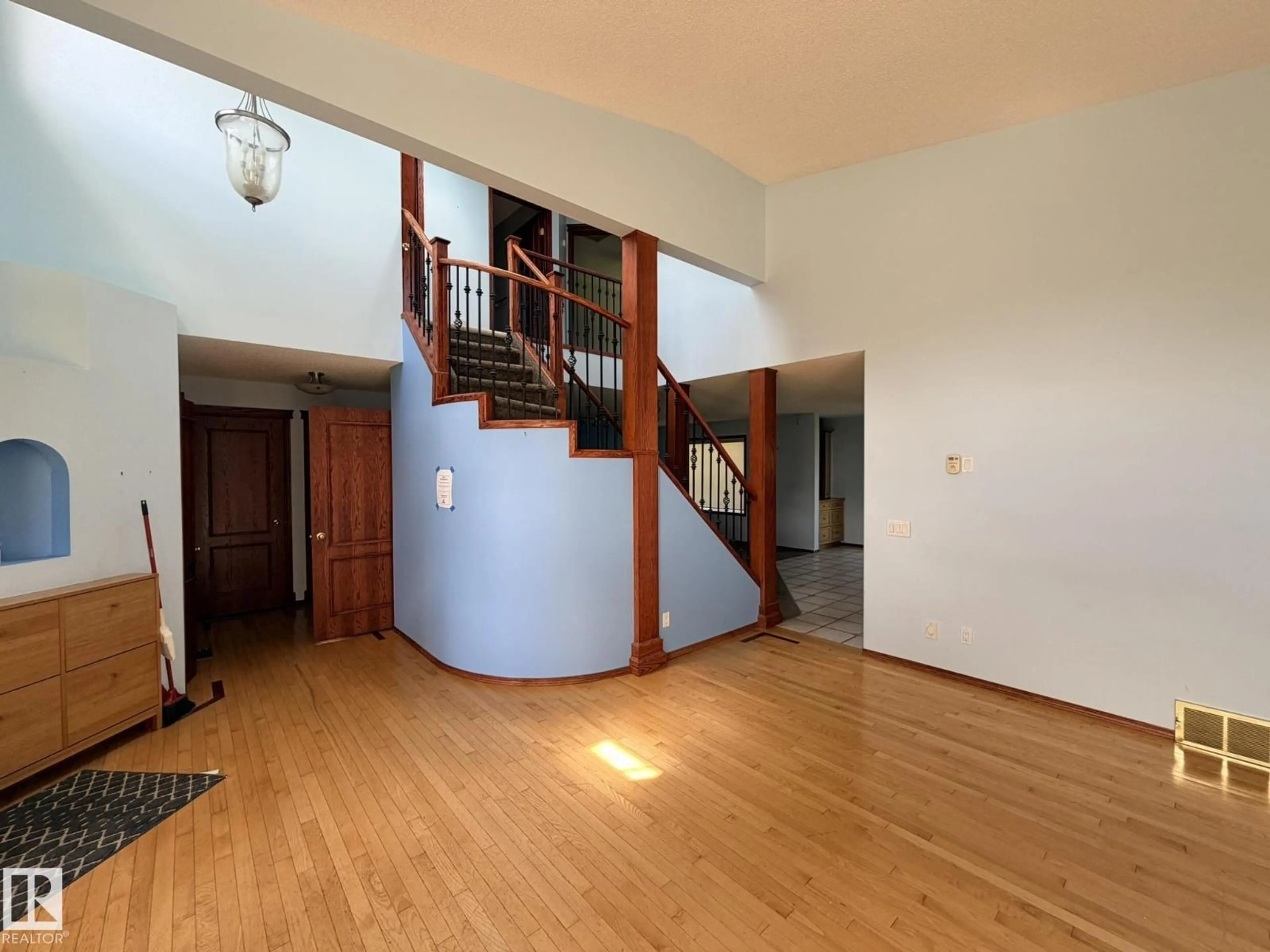 Indoor foyer for 727 BALFOUR CL, Edmonton Alberta T5T6H7