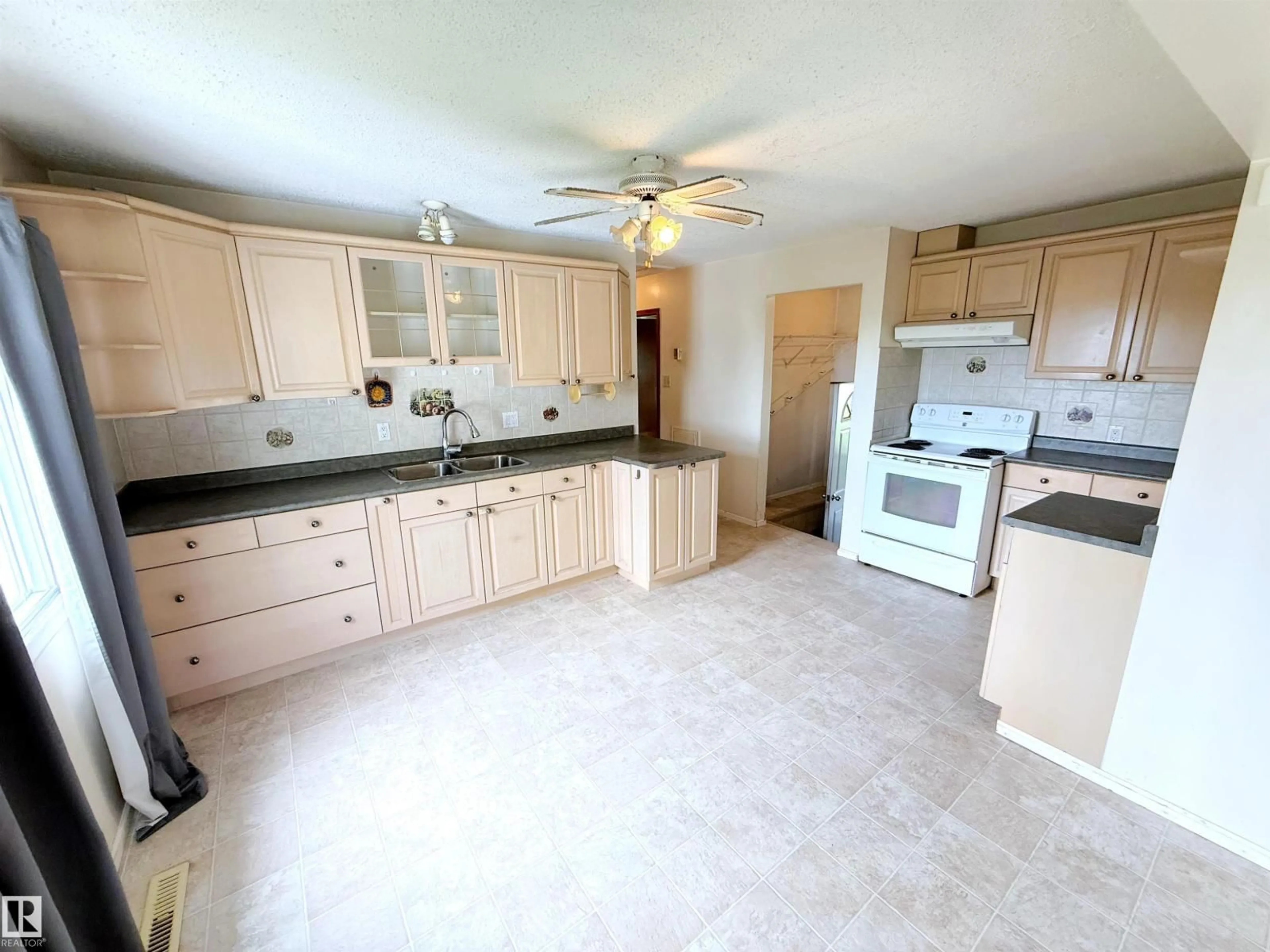 Standard kitchen, ceramic/tile floor for 4712 54 AV, Wabamun Alberta T0E0K0