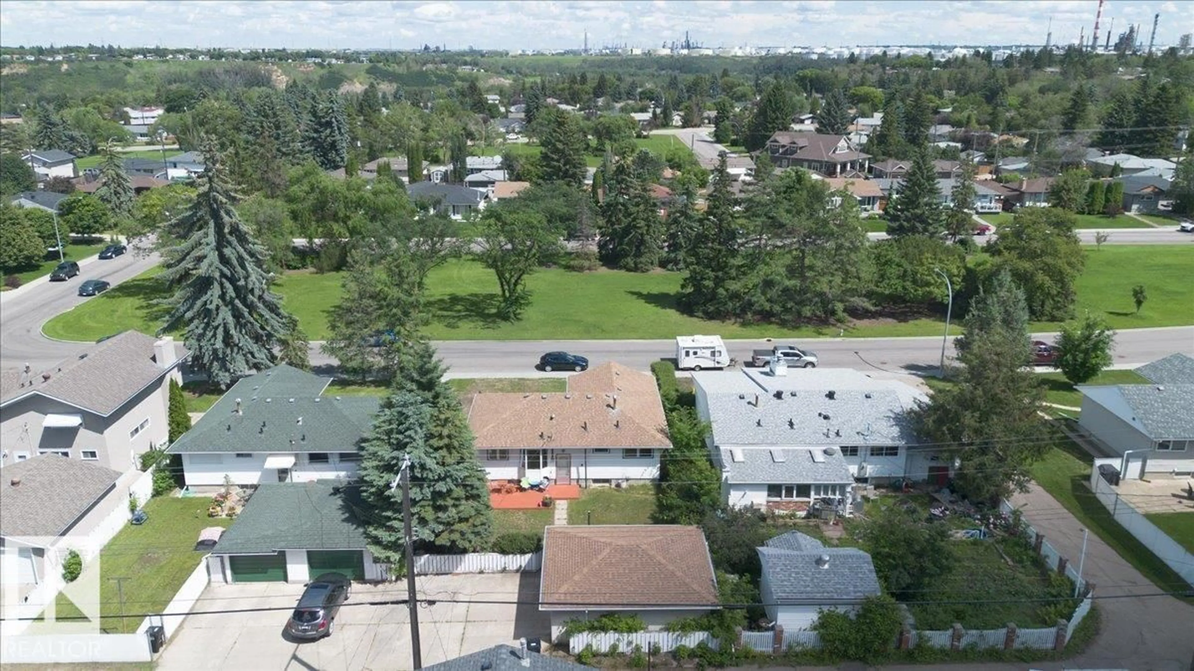 A pic from outside/outdoor area/front of a property/back of a property/a pic from drone, street for 10736 48 ST, Edmonton Alberta T6A2B5