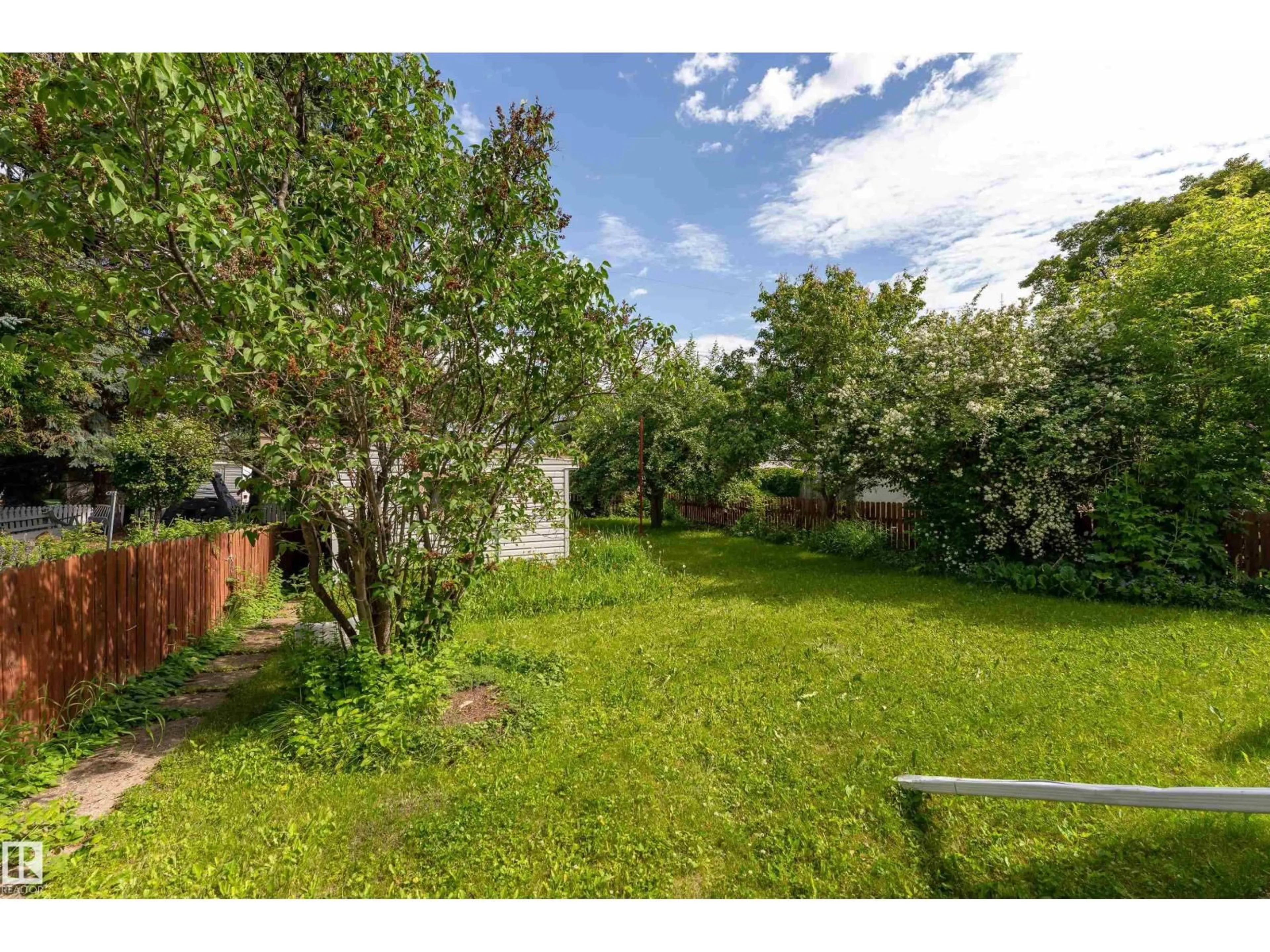 A pic from outside/outdoor area/front of a property/back of a property/a pic from drone, unknown for 9642 72 AV NW, Edmonton Alberta T6E0Y6