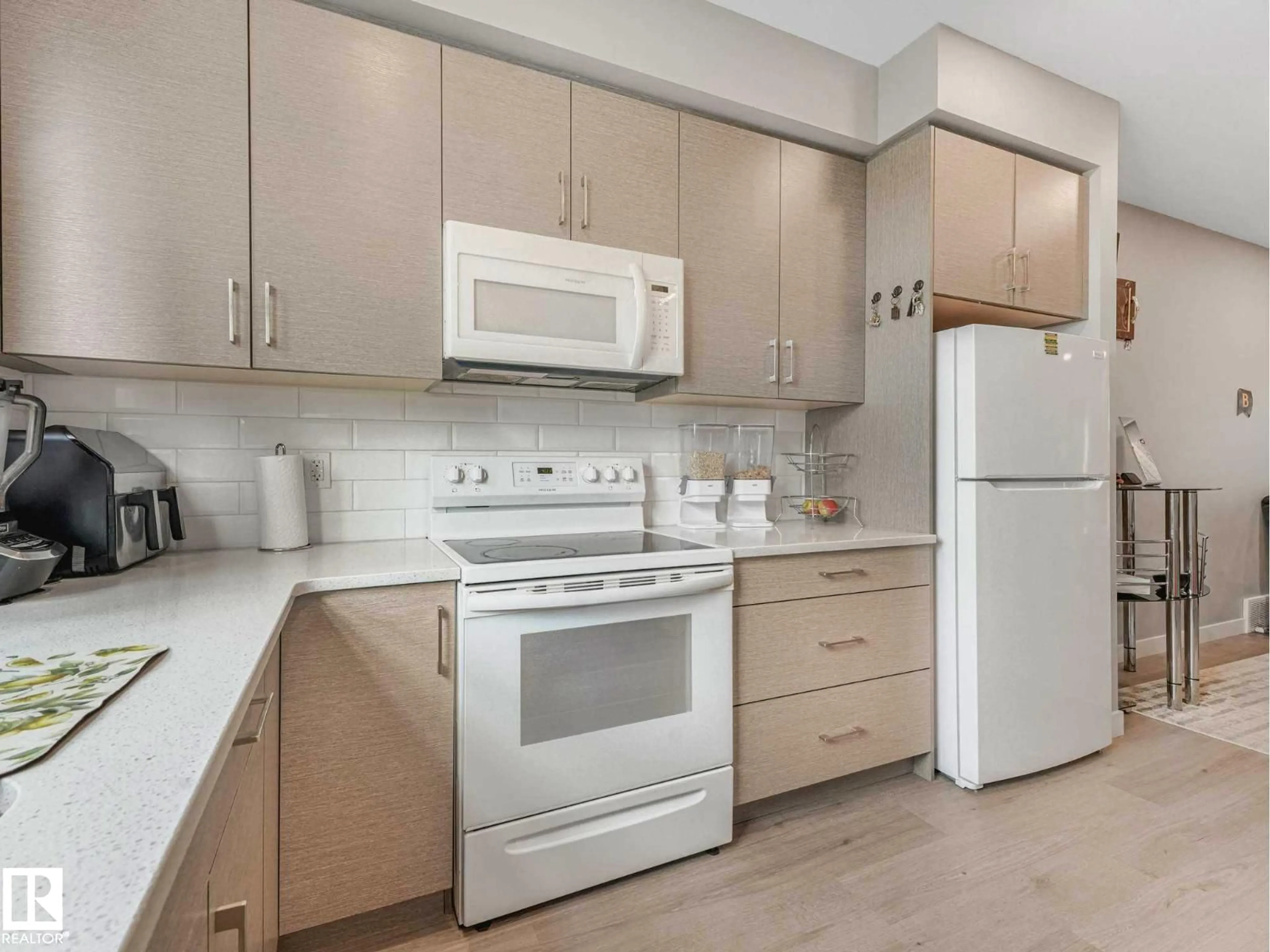 Standard kitchen, unknown for 92 17635 58 ST NW, Edmonton Alberta T5Y4C2