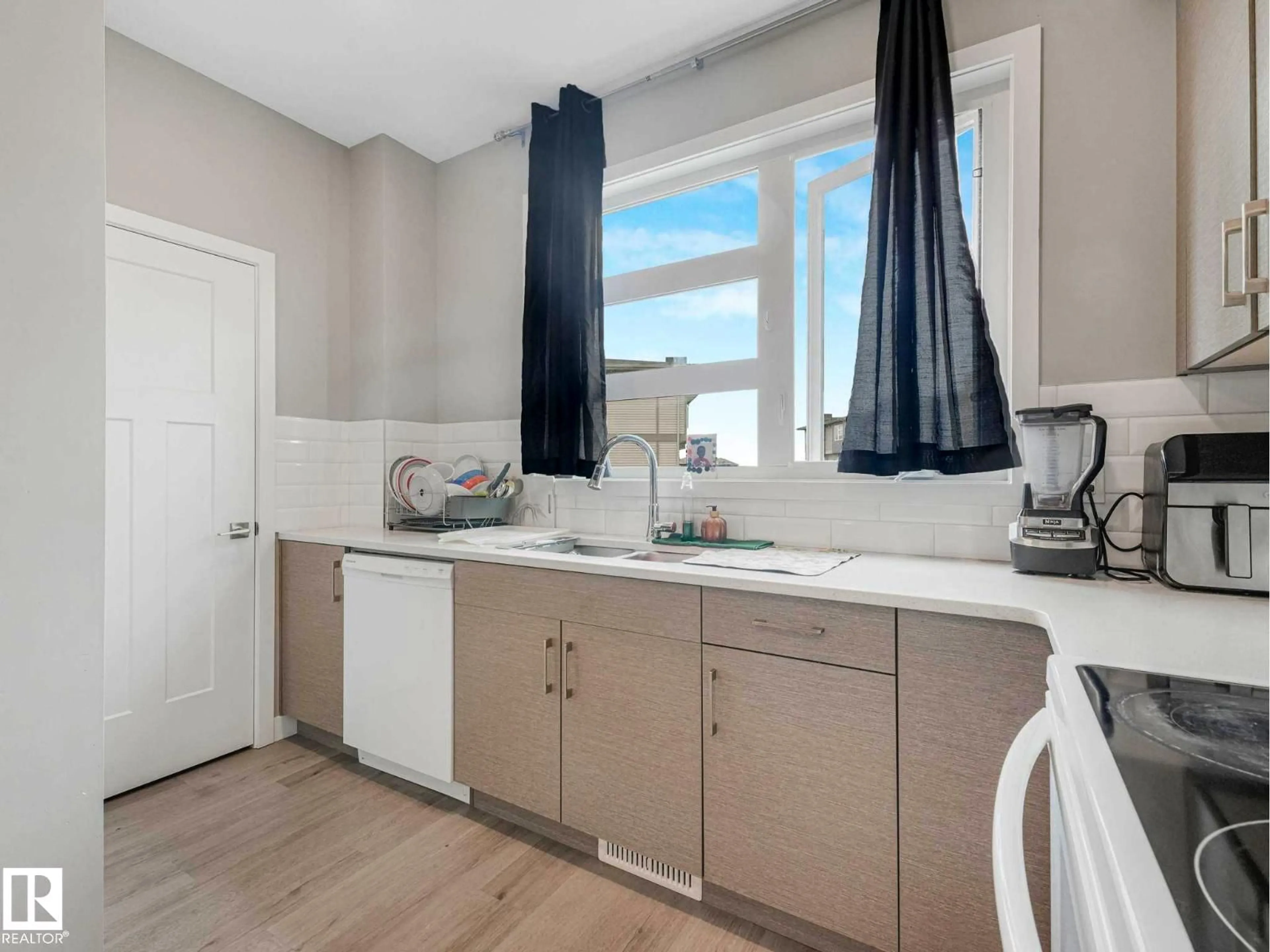 Standard kitchen, unknown for 92 17635 58 ST NW, Edmonton Alberta T5Y4C2