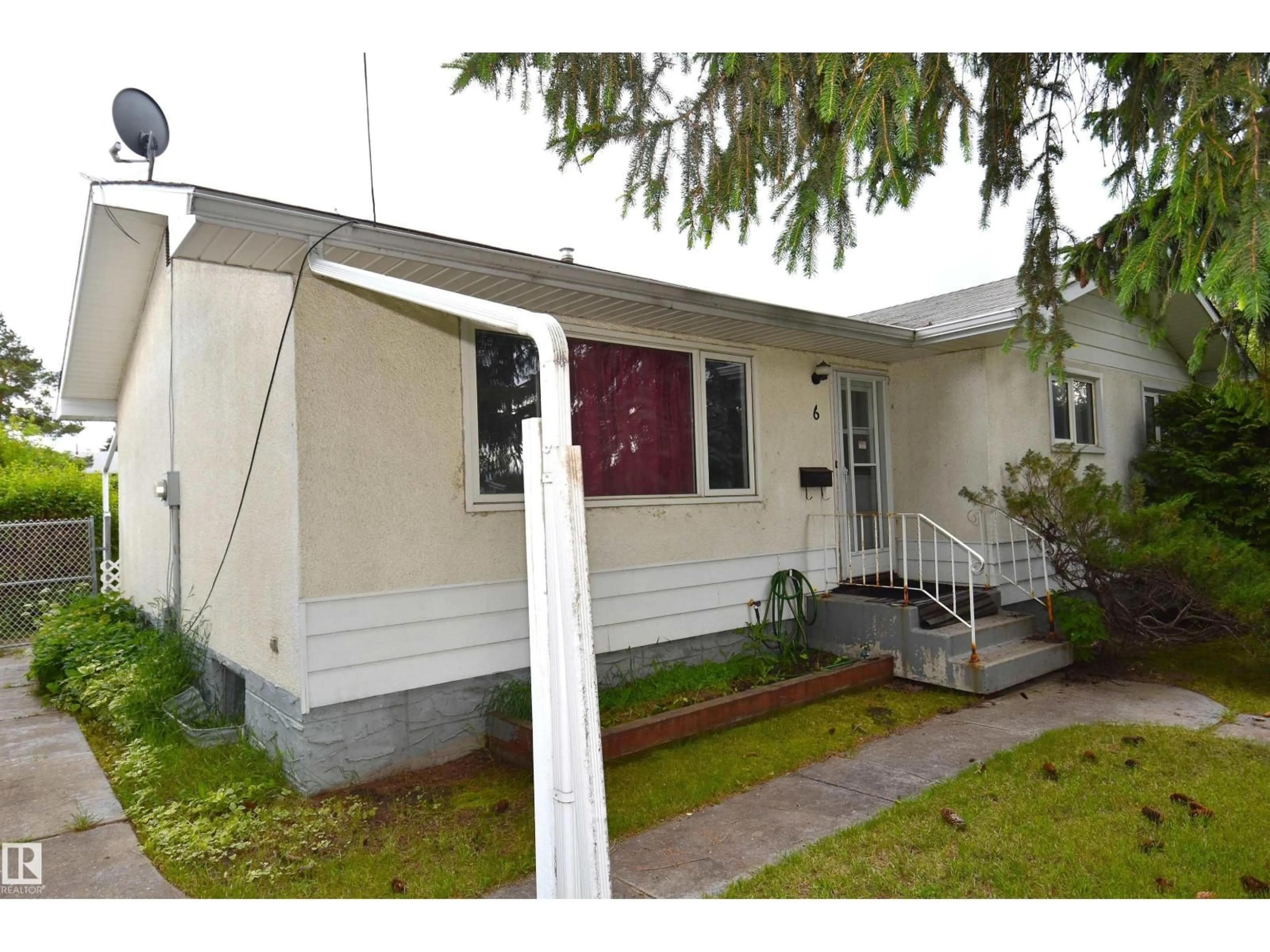 Home with vinyl exterior material, street for 6 BEVERLY AV, Spruce Grove Alberta T7X1J4
