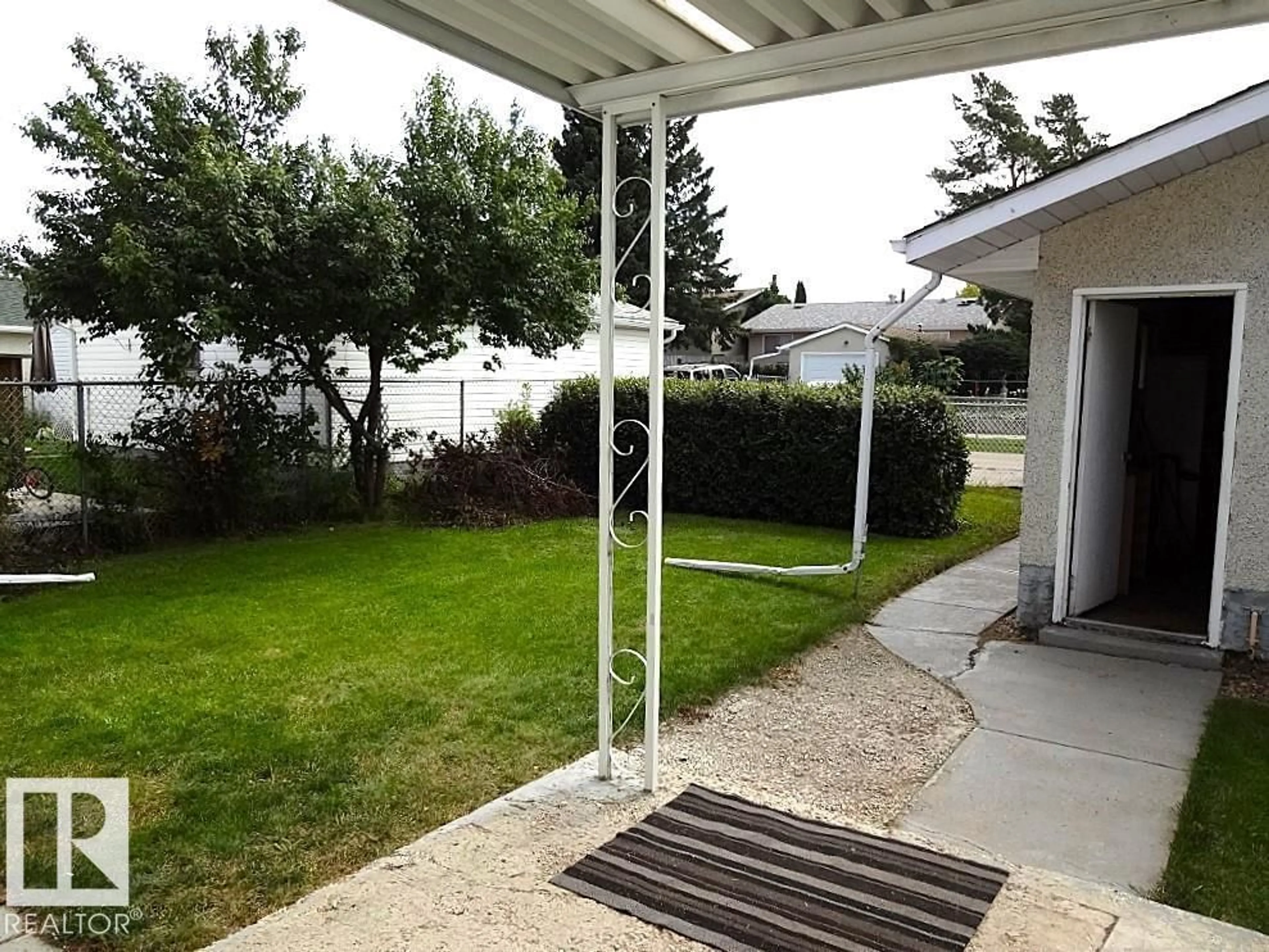 Patio, street for 6 BEVERLY AV, Spruce Grove Alberta T7X1J4