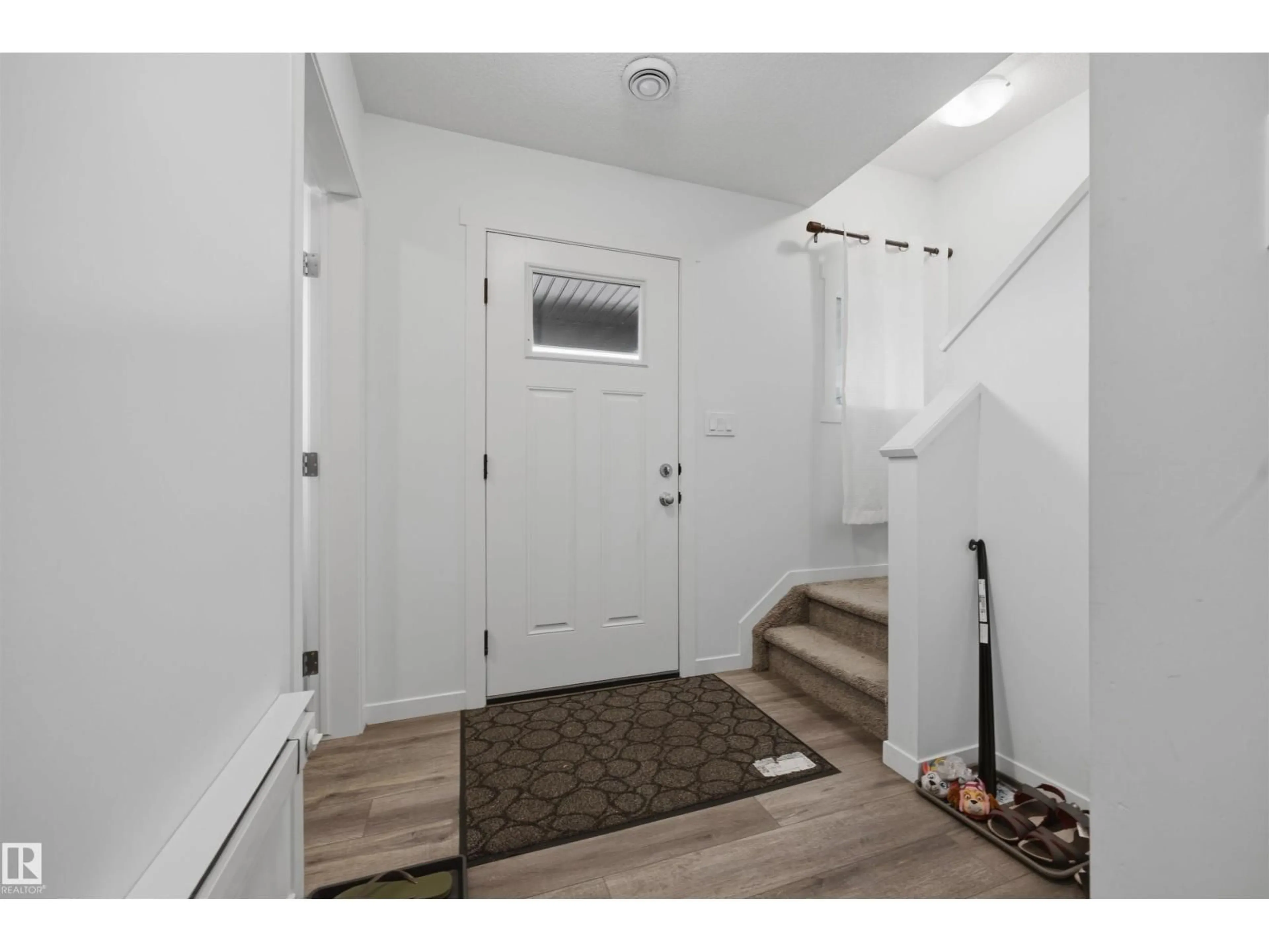 Indoor entryway for 1246 ASTER BV, Edmonton Alberta T6T2N8