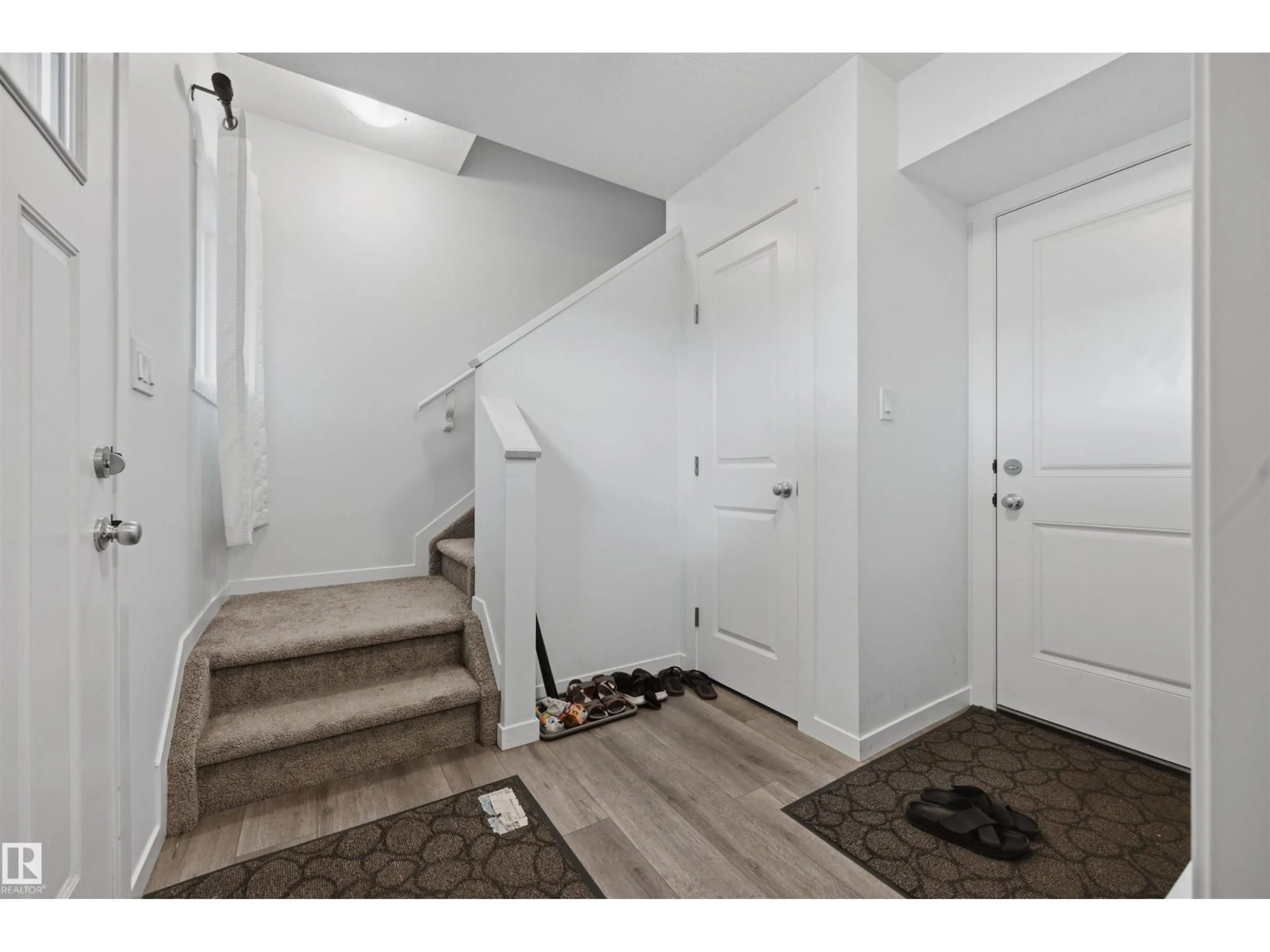 Indoor entryway for 1246 ASTER BV, Edmonton Alberta T6T2N8