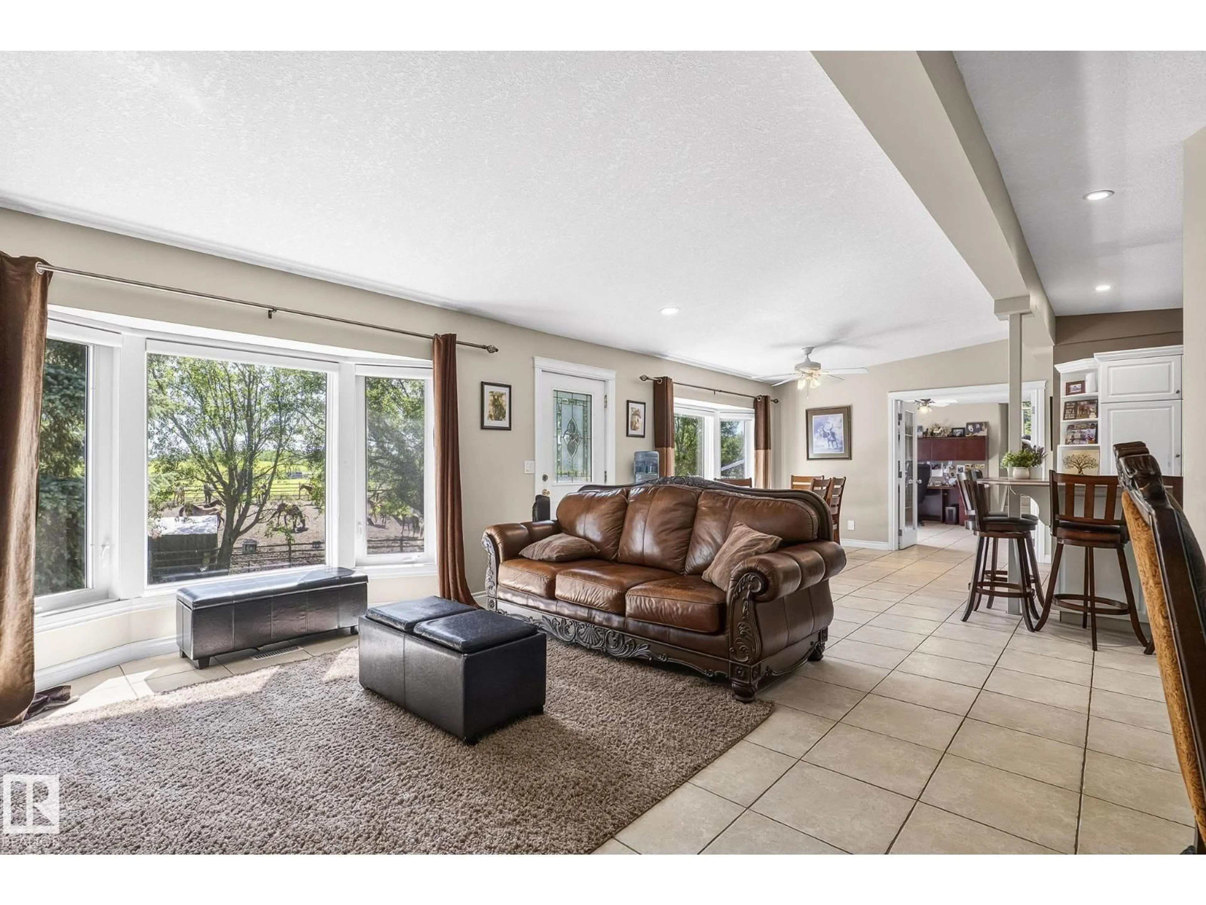 Living room with furniture, ceramic/tile floor for 860 41 AV, Edmonton Alberta T6X1A8