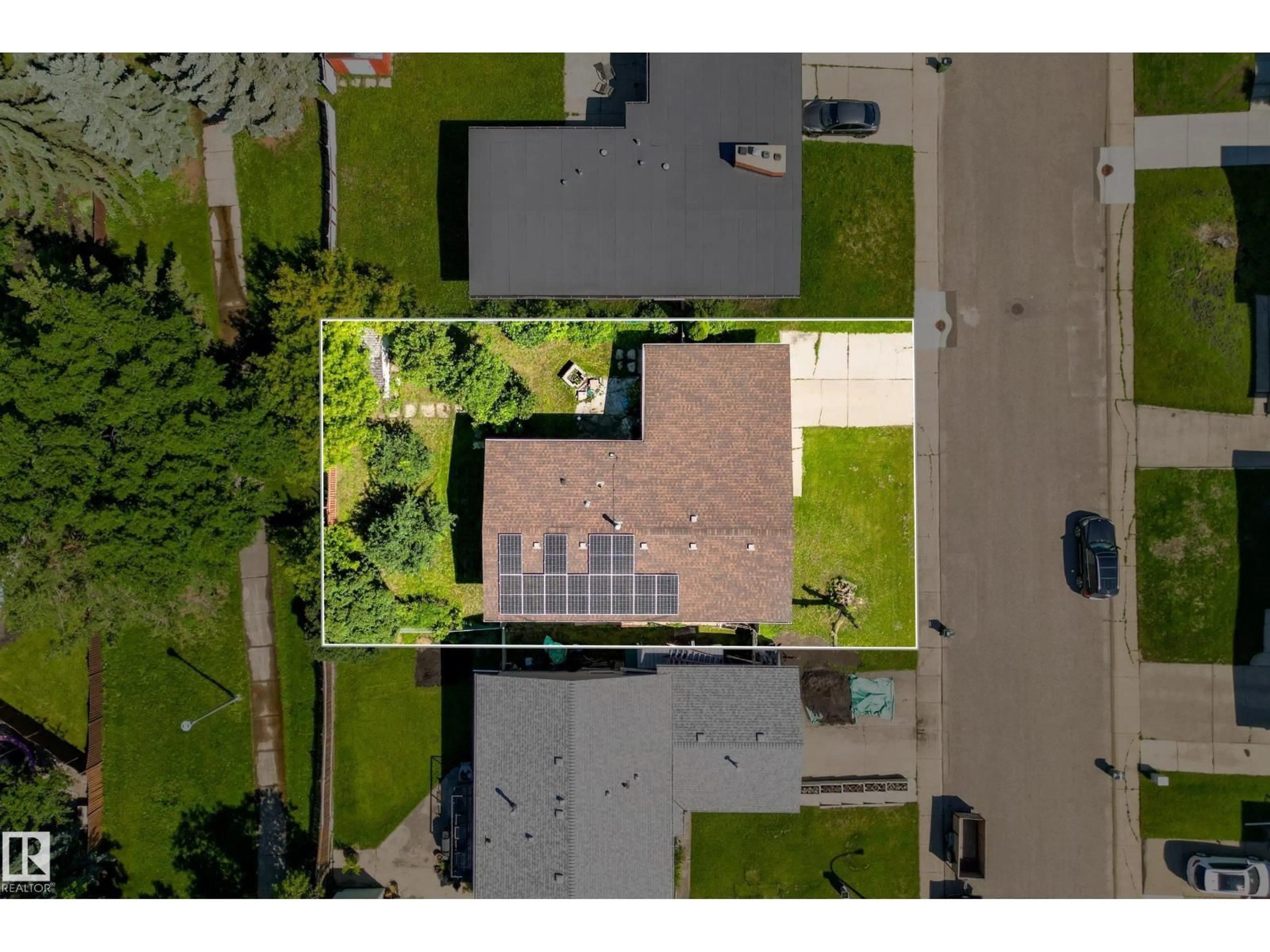 A pic from outside/outdoor area/front of a property/back of a property/a pic from drone, street for 14916 114A ST NW, Edmonton Alberta T5X1H3