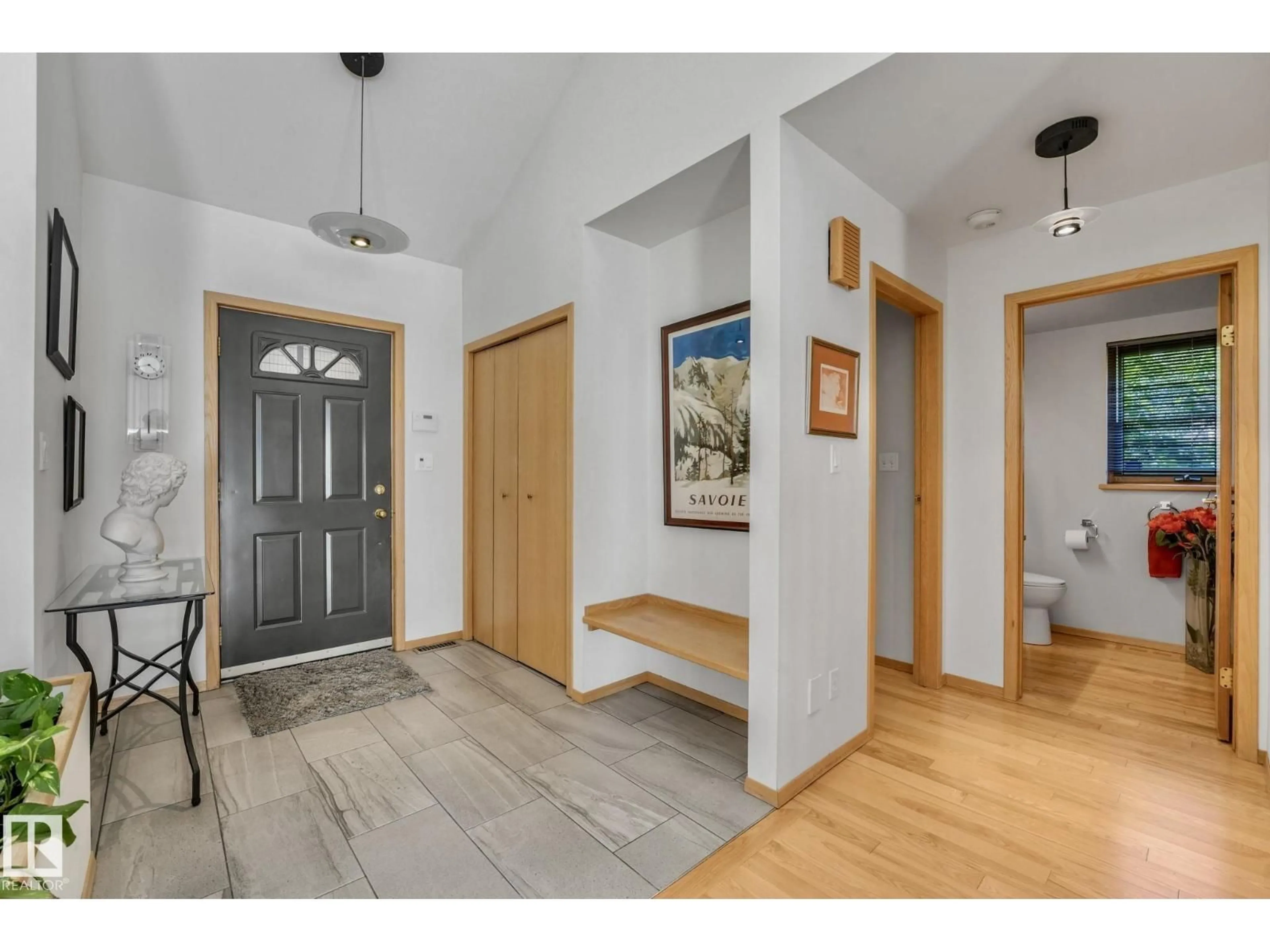 Indoor entryway for 11822 91 AV, Edmonton Alberta T6G1B2