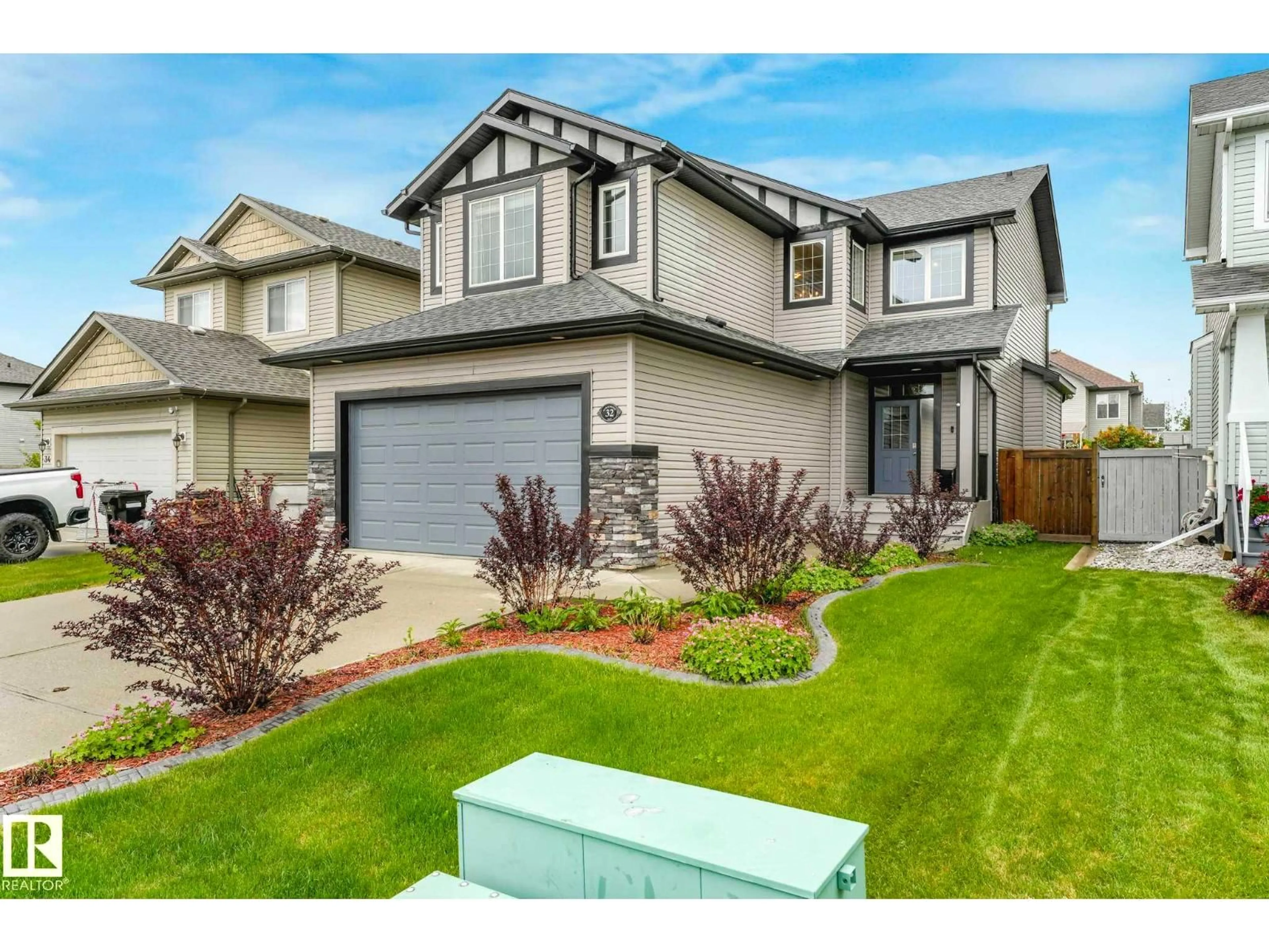 Home with vinyl exterior material, street for 32 HARRINGTON BA, Spruce Grove Alberta T7X0G7