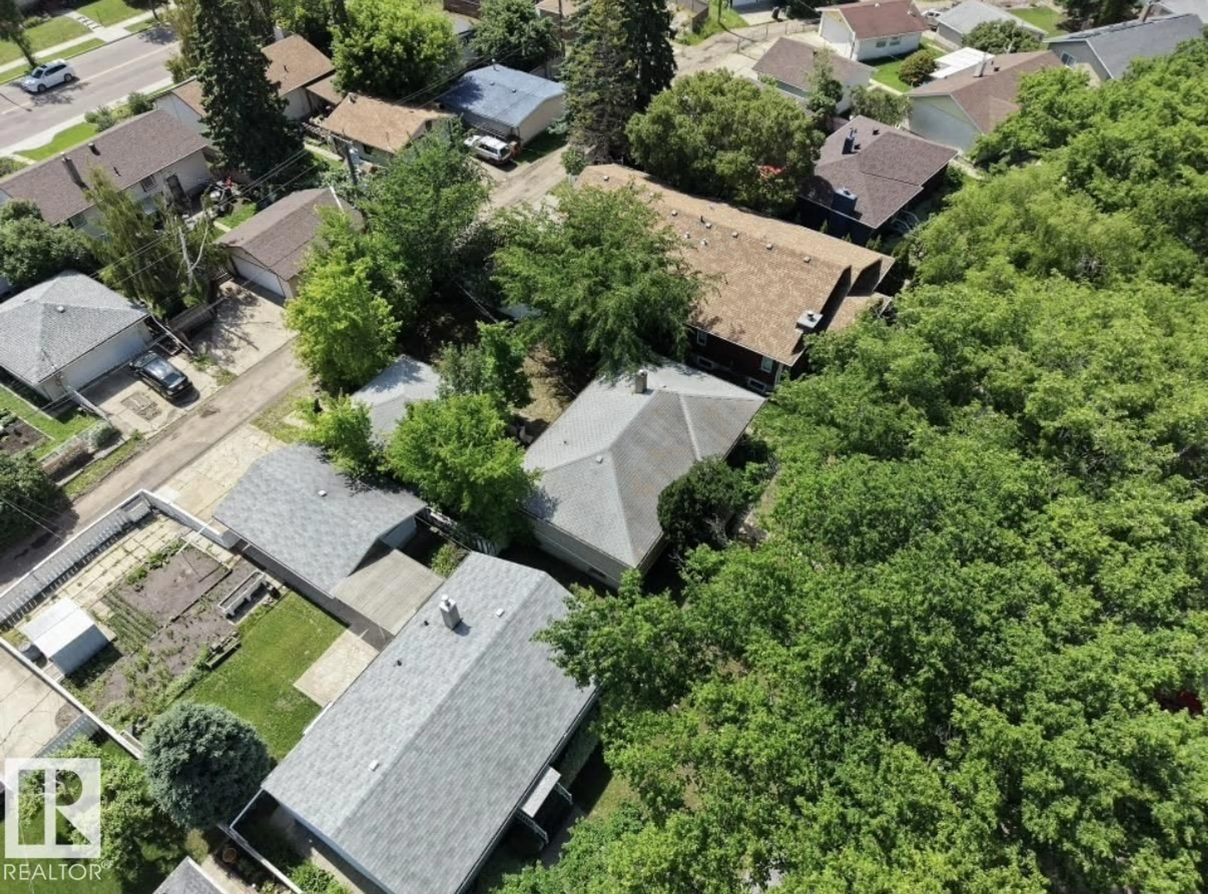 A pic from outside/outdoor area/front of a property/back of a property/a pic from drone, street for 8719 67 AV, Edmonton Alberta T6E0M9