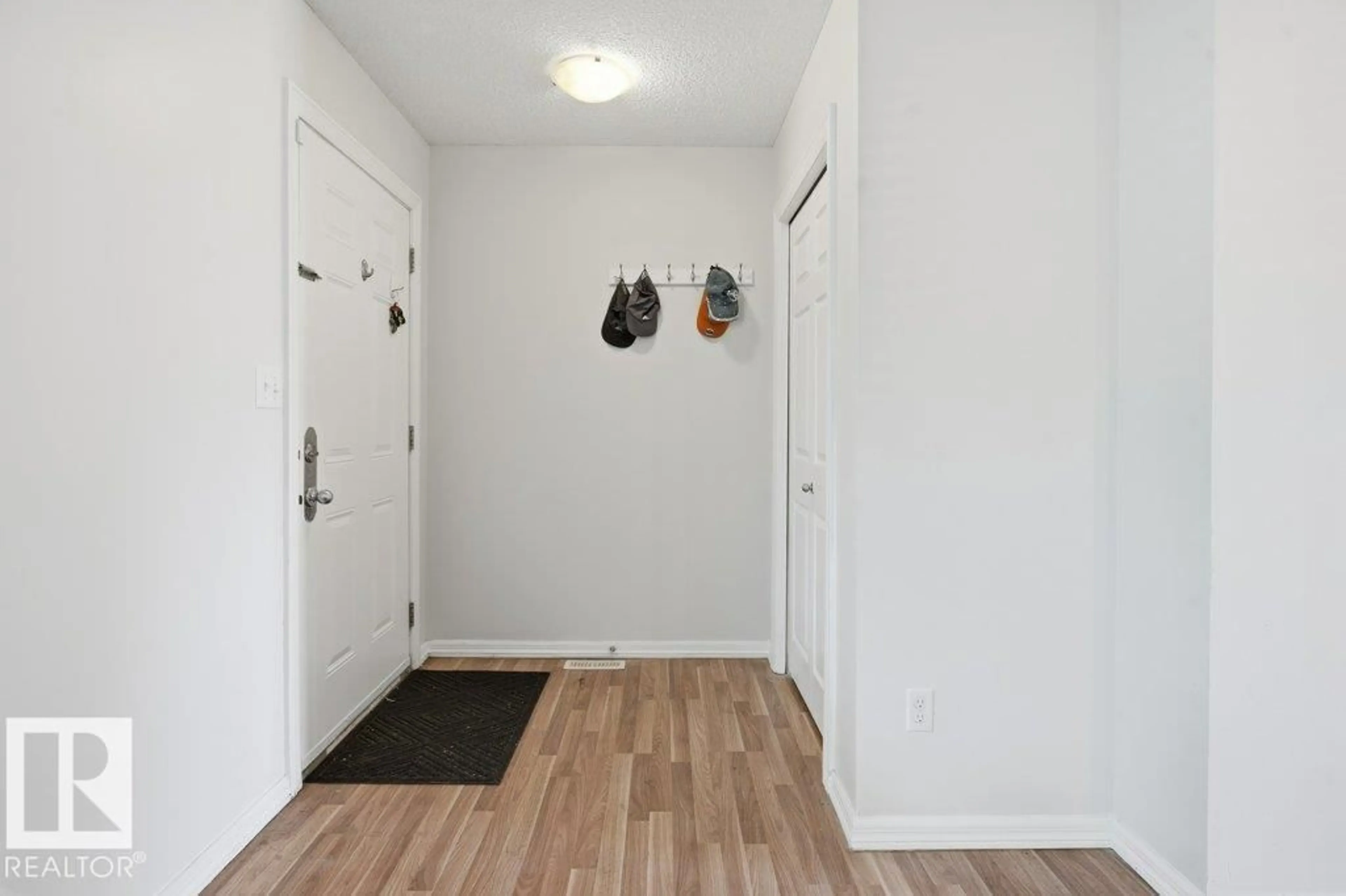 Indoor entryway for #30 - 1404 HERMITAGE RD, Edmonton Alberta T5A0P5