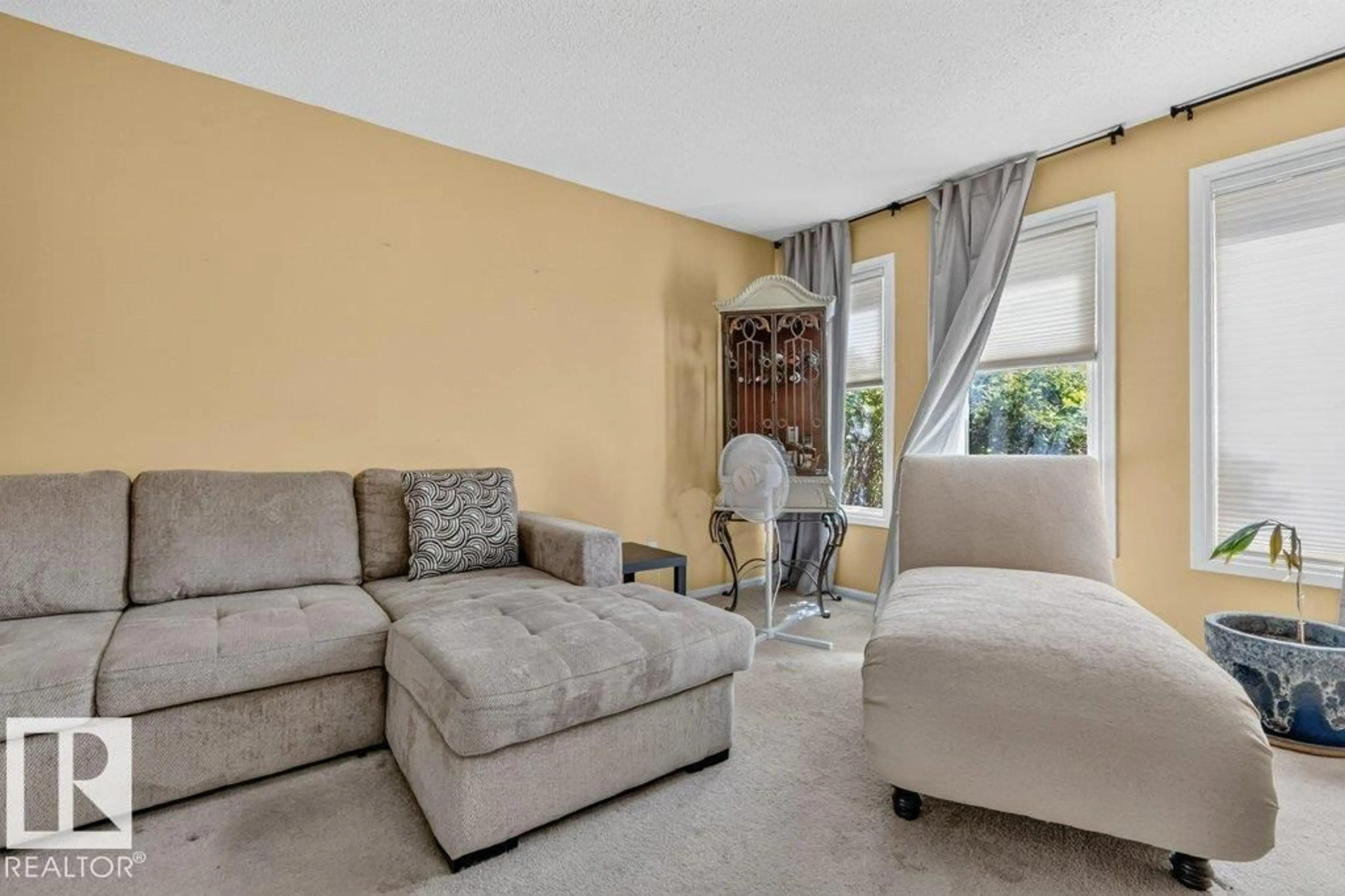 Living room with furniture, unknown for 43 GRANDIN VG, St. Albert Alberta T8N1R9