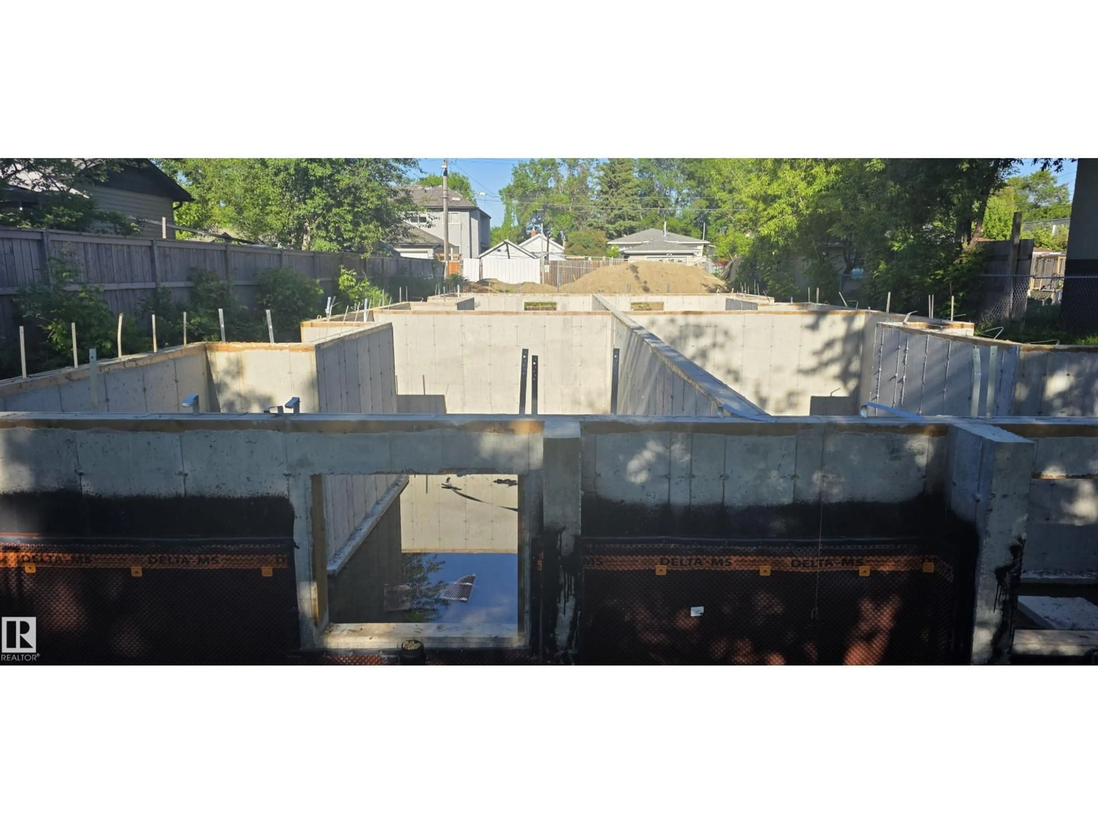 A pic from outside/outdoor area/front of a property/back of a property/a pic from drone, street for 12929 71 ST, Edmonton Alberta T5C0M4