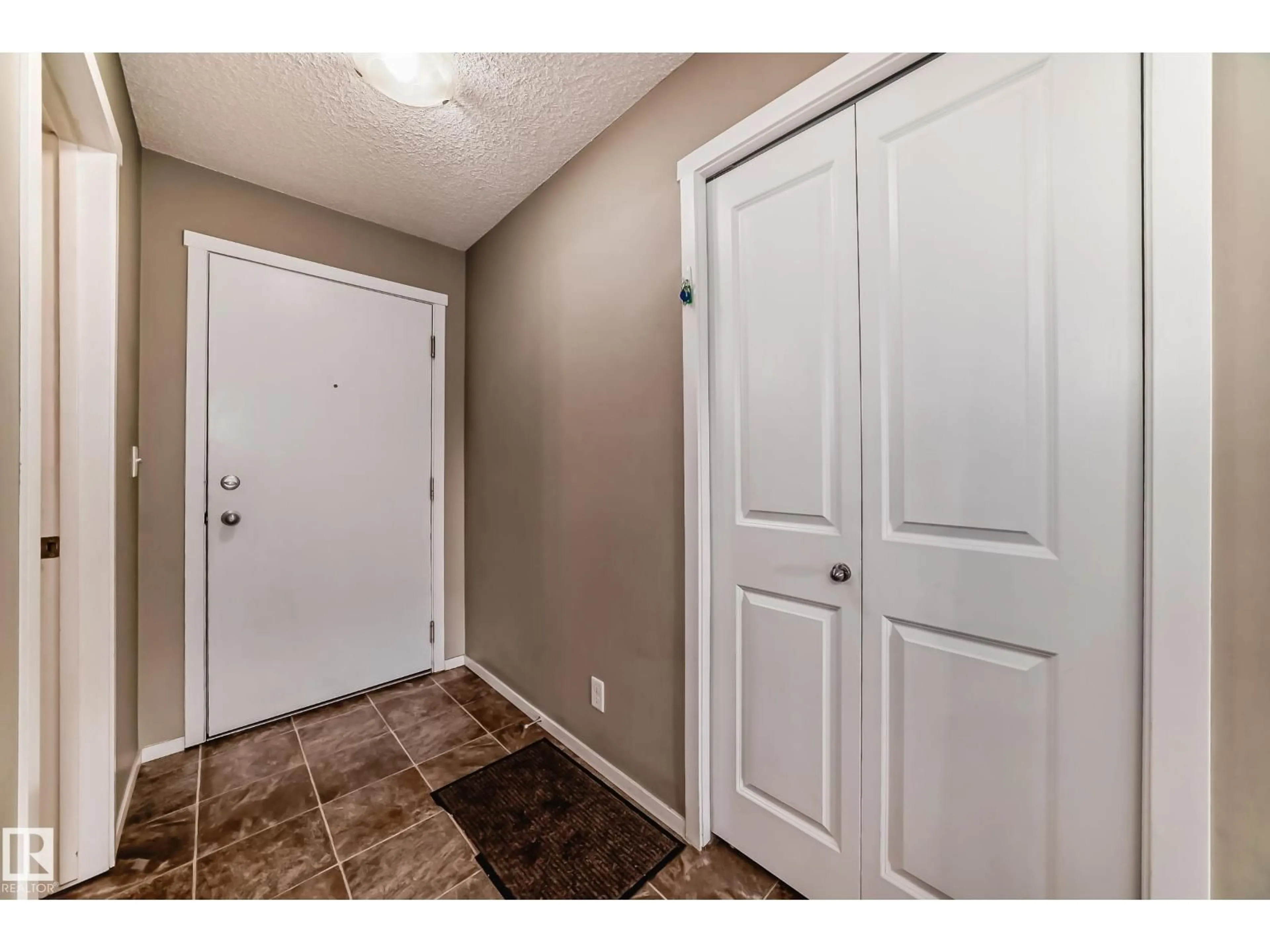 Indoor entryway for 121 WATT CM, Edmonton Alberta T6X2C6