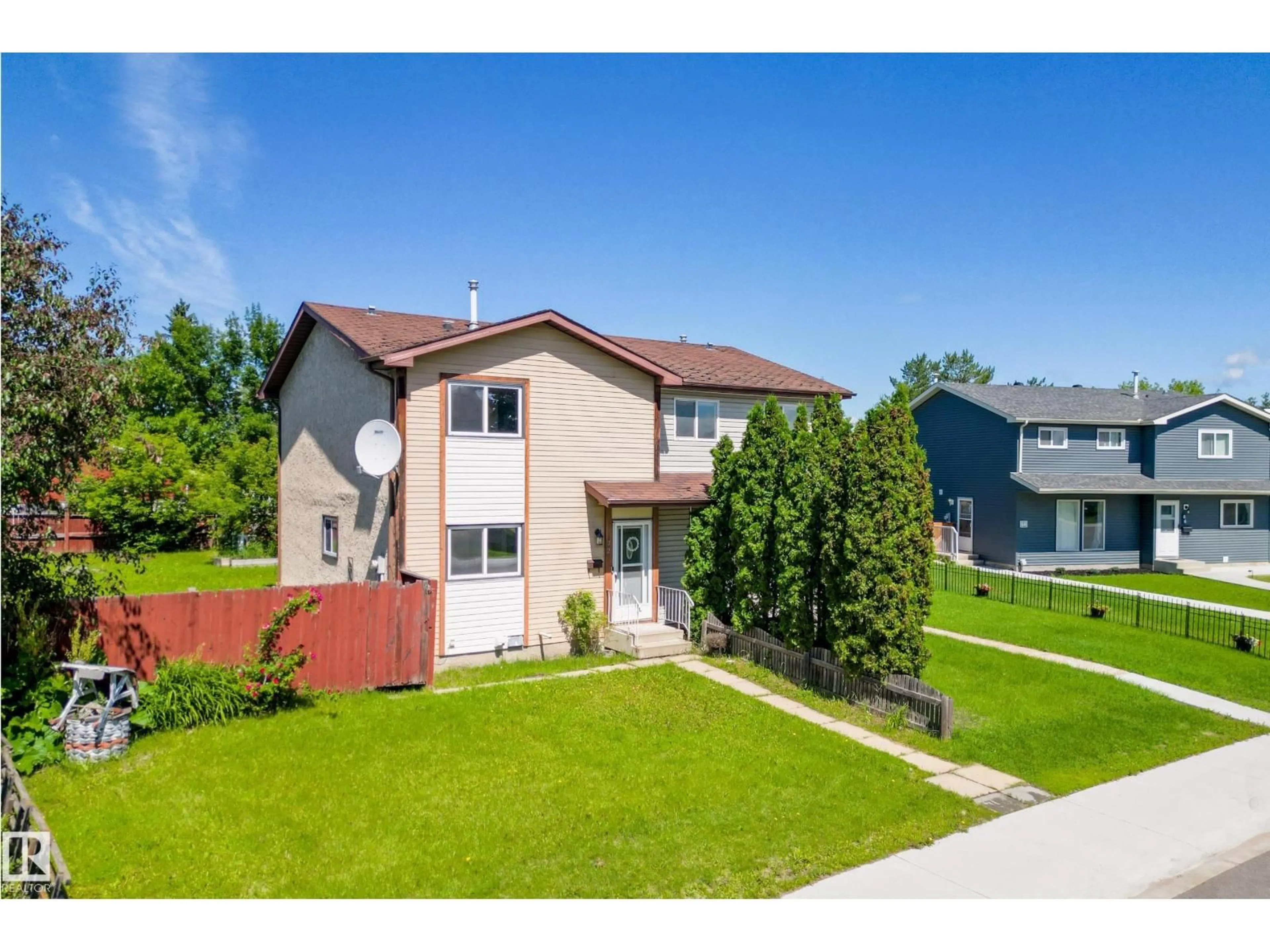 A pic from outside/outdoor area/front of a property/back of a property/a pic from drone, street for 72 STIRLING RD, Edmonton Alberta T5X4C3