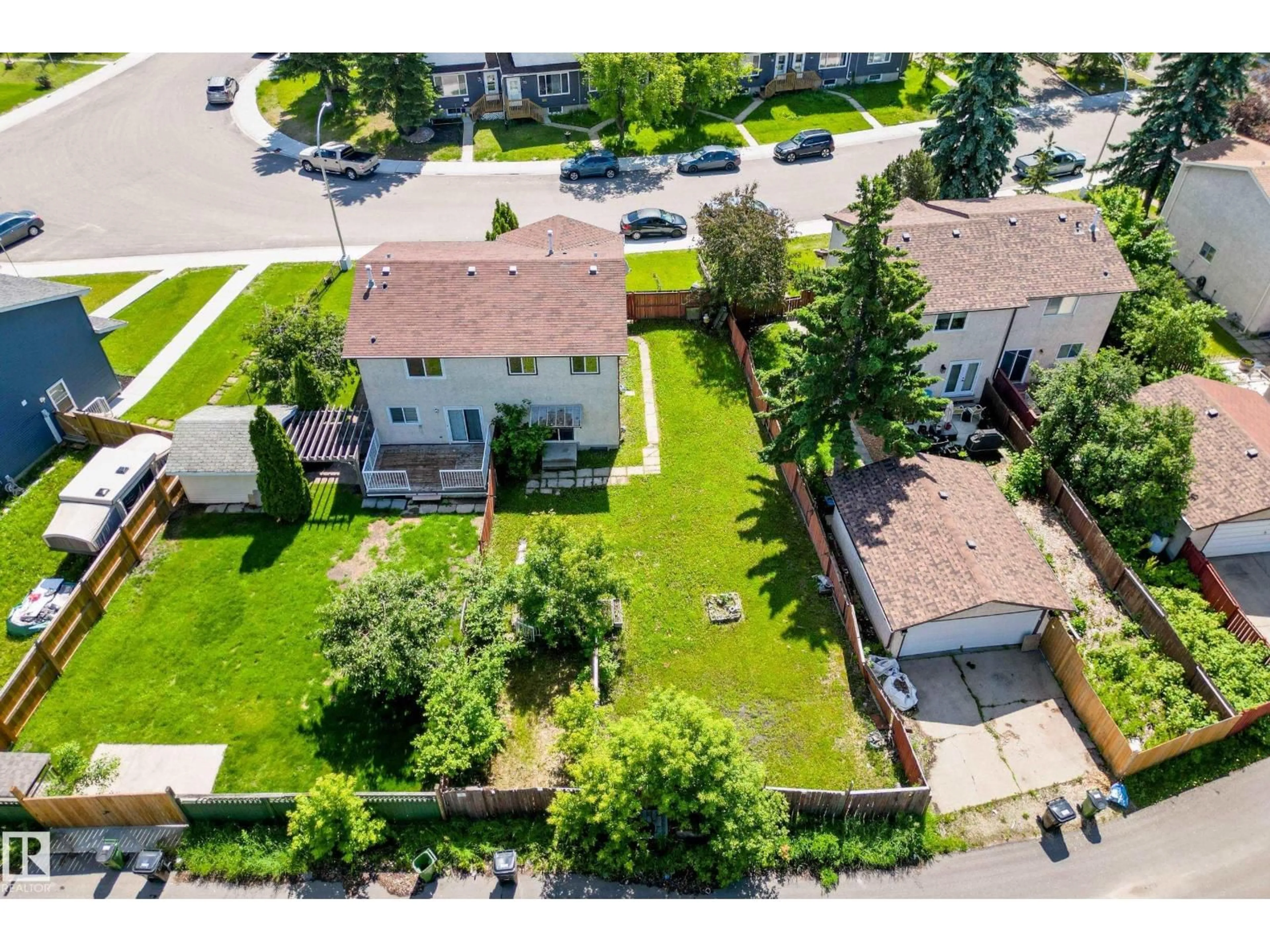 A pic from outside/outdoor area/front of a property/back of a property/a pic from drone, street for 72 STIRLING RD, Edmonton Alberta T5X4C3