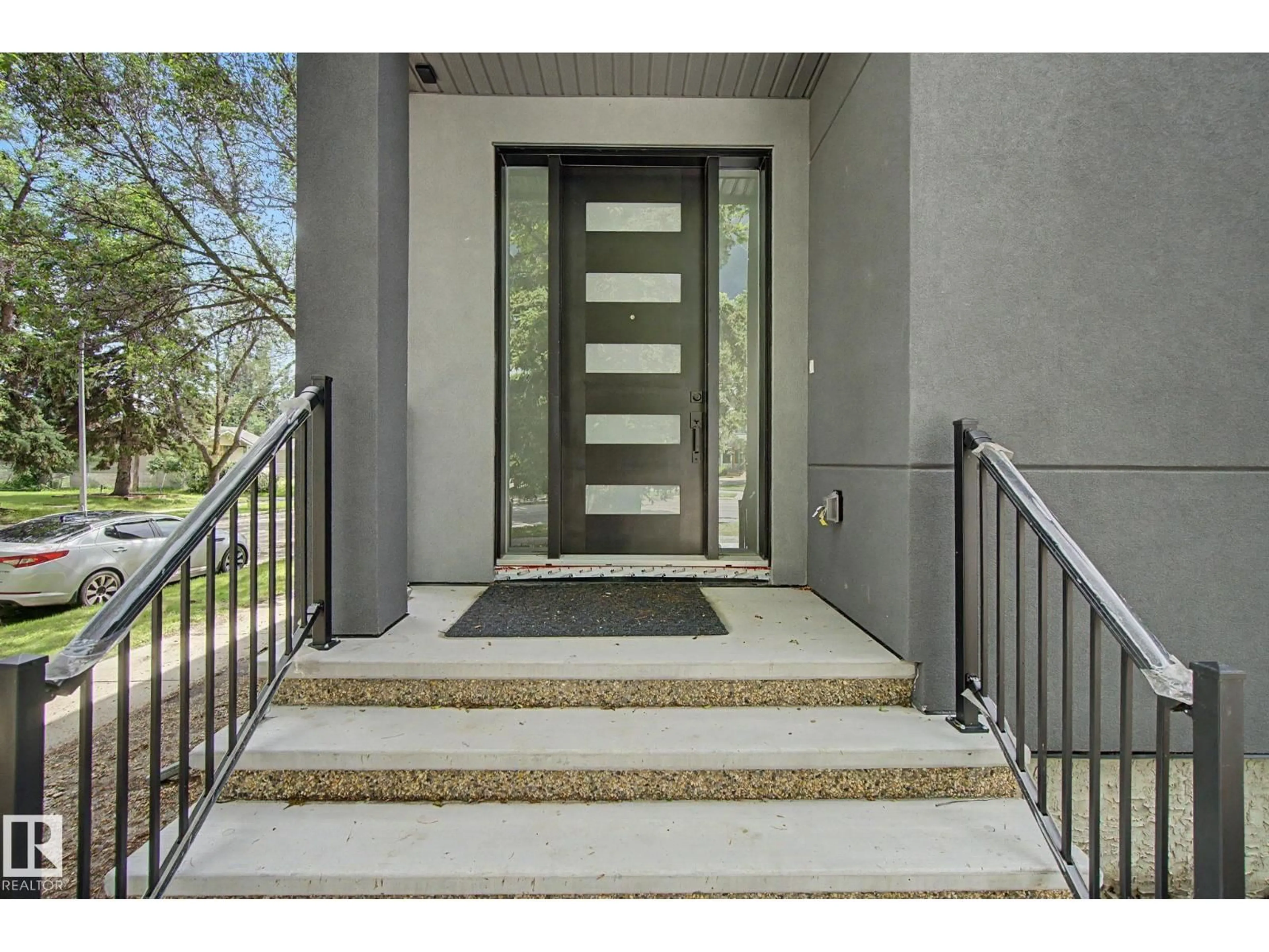 Indoor entryway for 7603 92 AV, Edmonton Alberta T6C1R3