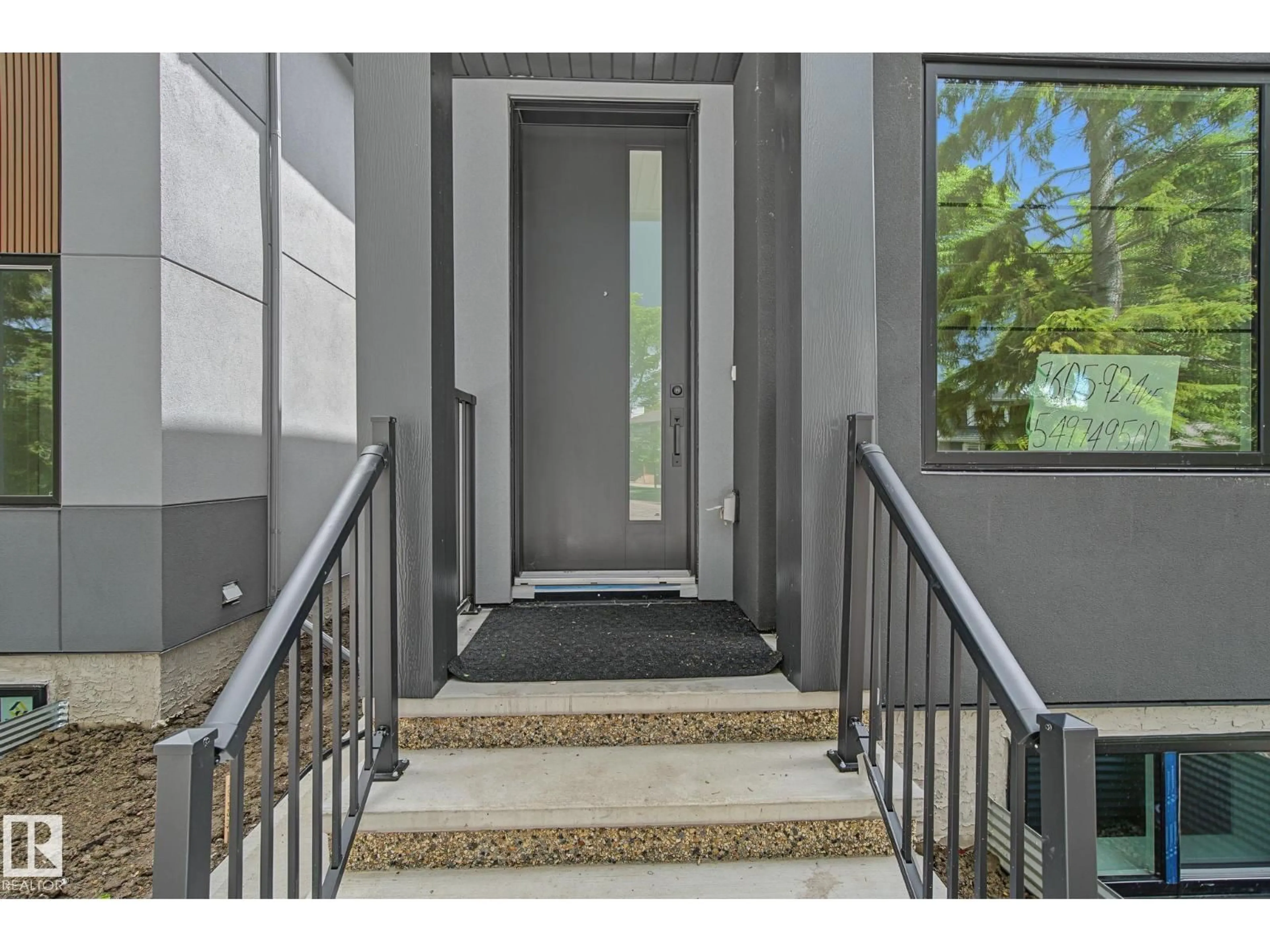 Indoor entryway for 7605 92 AV, Edmonton Alberta T6C1R3