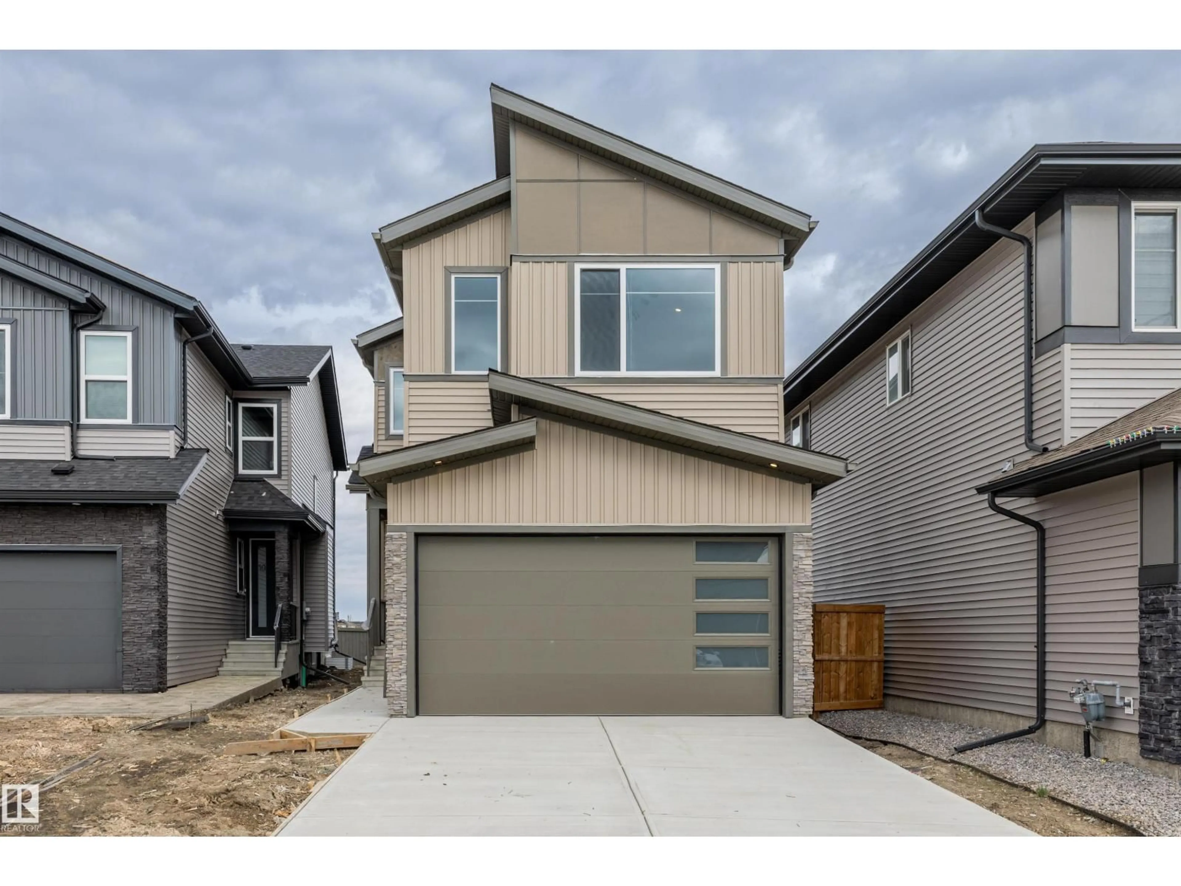 Home with vinyl exterior material, street for 6 ENNS, Fort Saskatchewan Alberta T8L0Z4