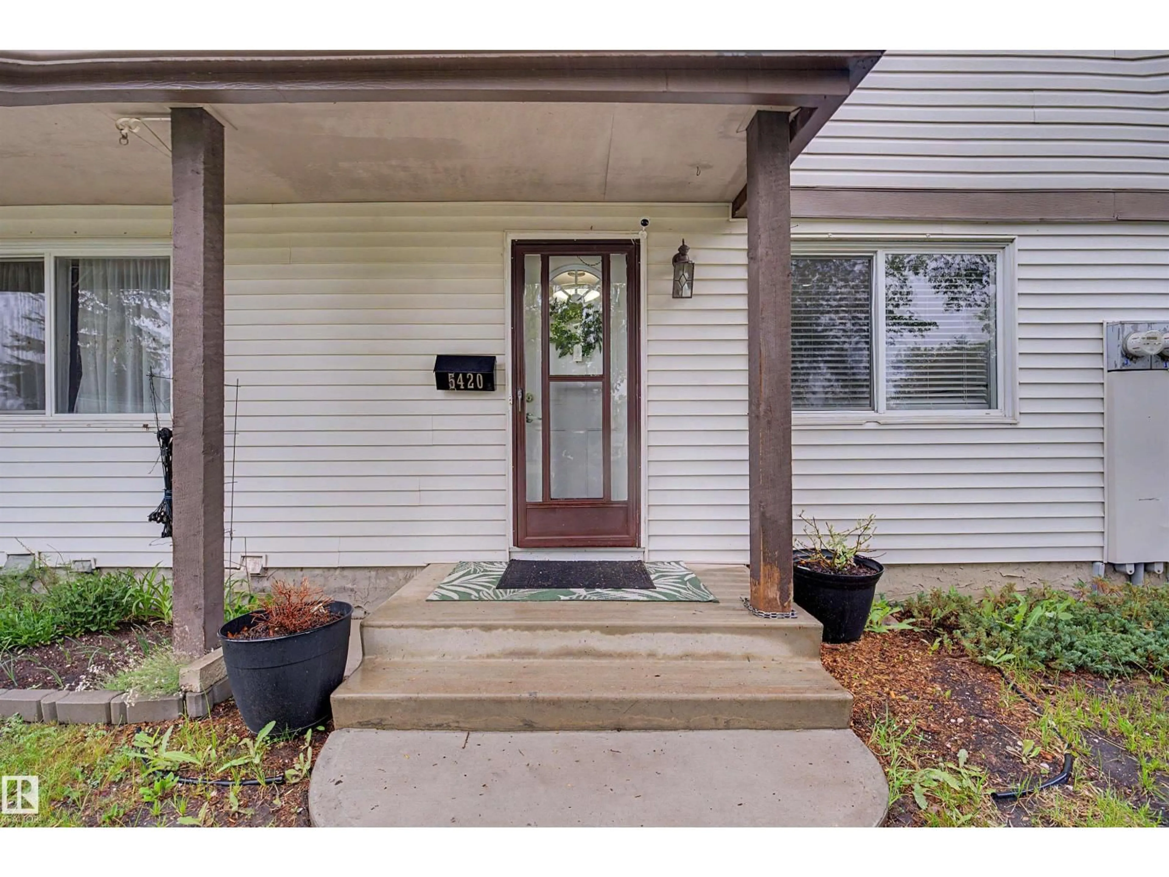 Indoor entryway for 5420 146 AV, Edmonton Alberta T5A4L6