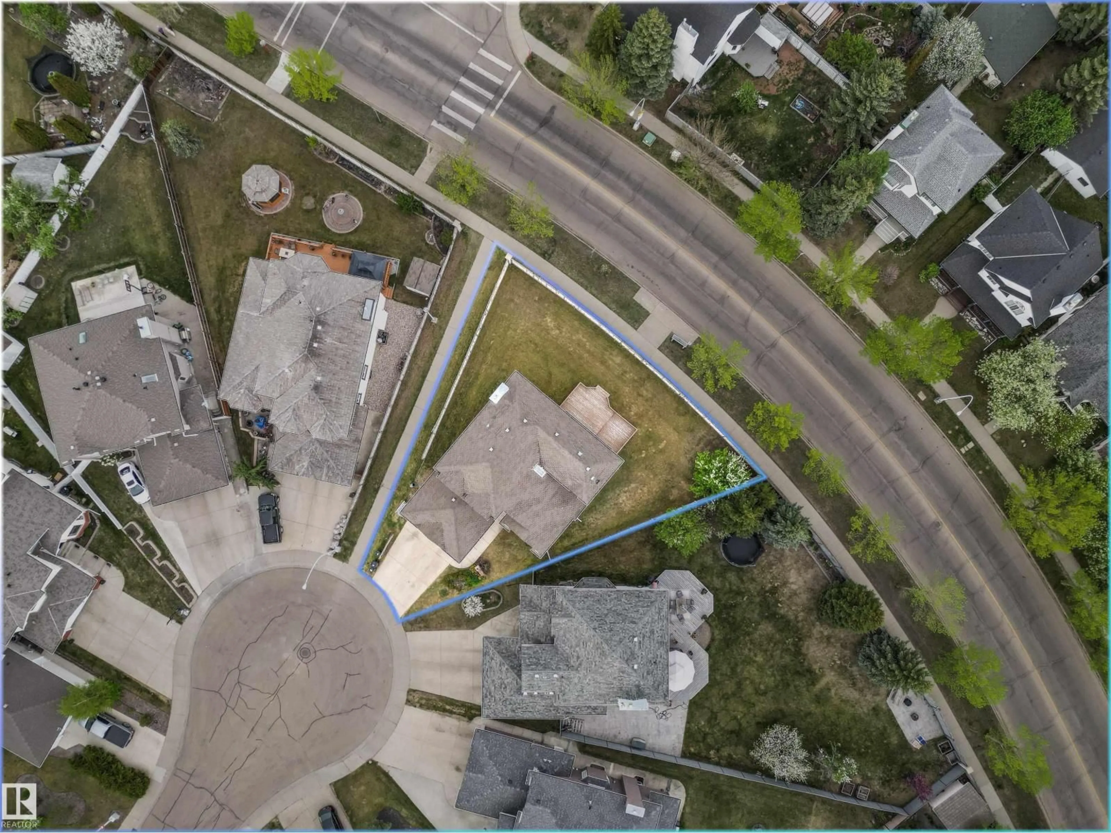 A pic from outside/outdoor area/front of a property/back of a property/a pic from drone, street for 141 KULAWY DR, Edmonton Alberta T6L6T9