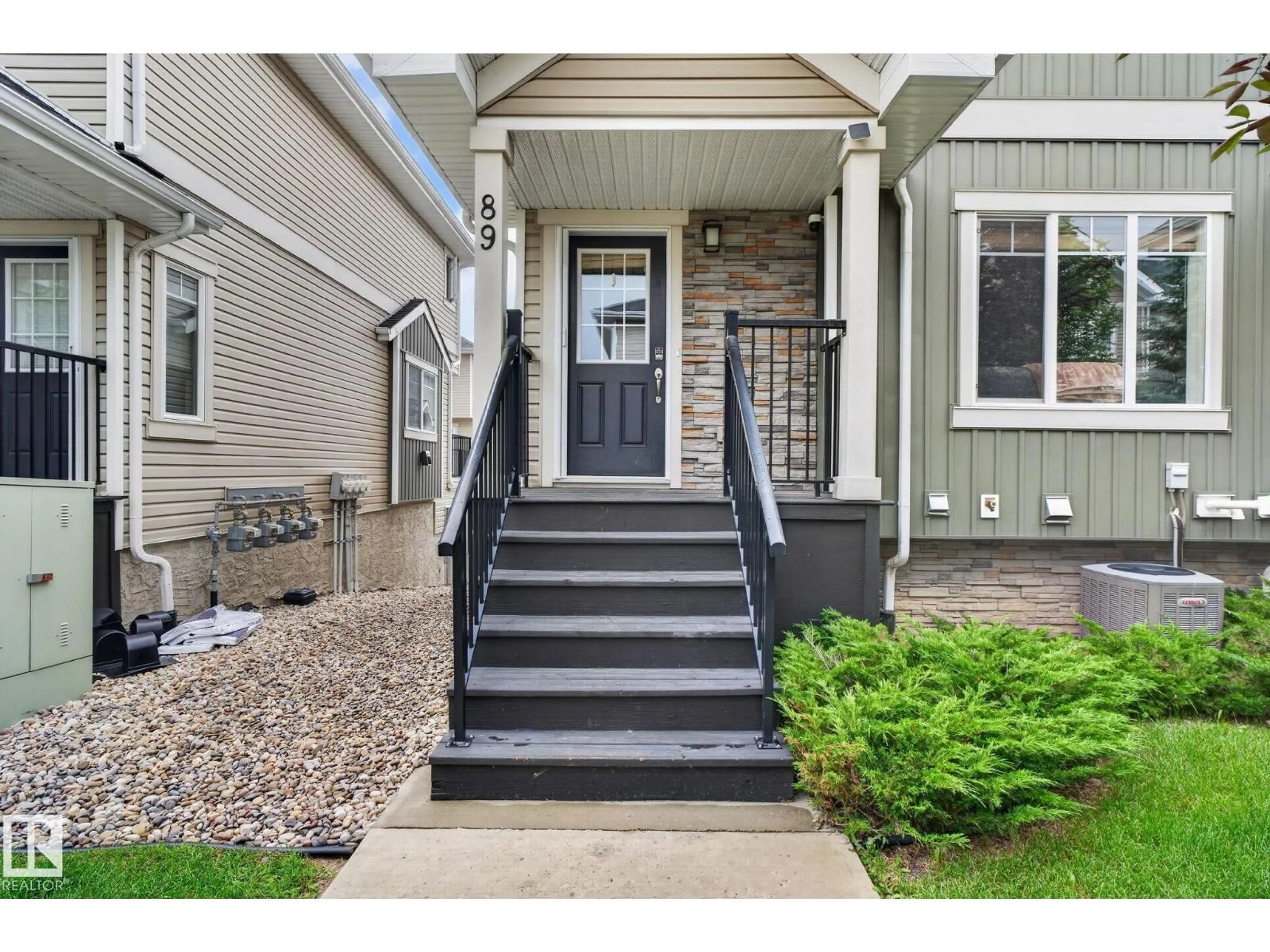 Indoor entryway for 89 9535 217 ST NW, Edmonton Alberta T5T4P5