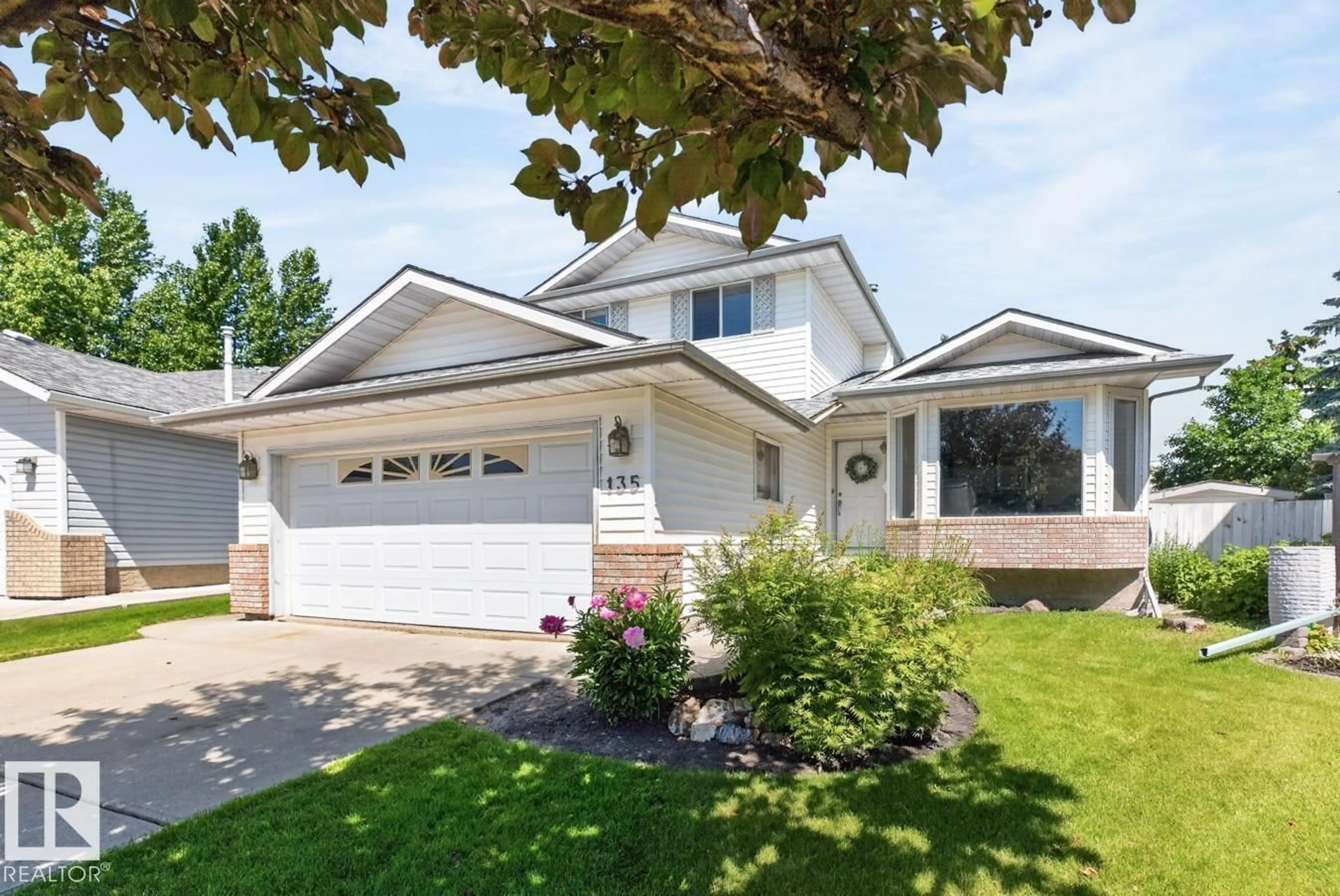 Home with vinyl exterior material, street for 135 MEADOWVIEW DR, Sherwood Park Alberta T8H1P8
