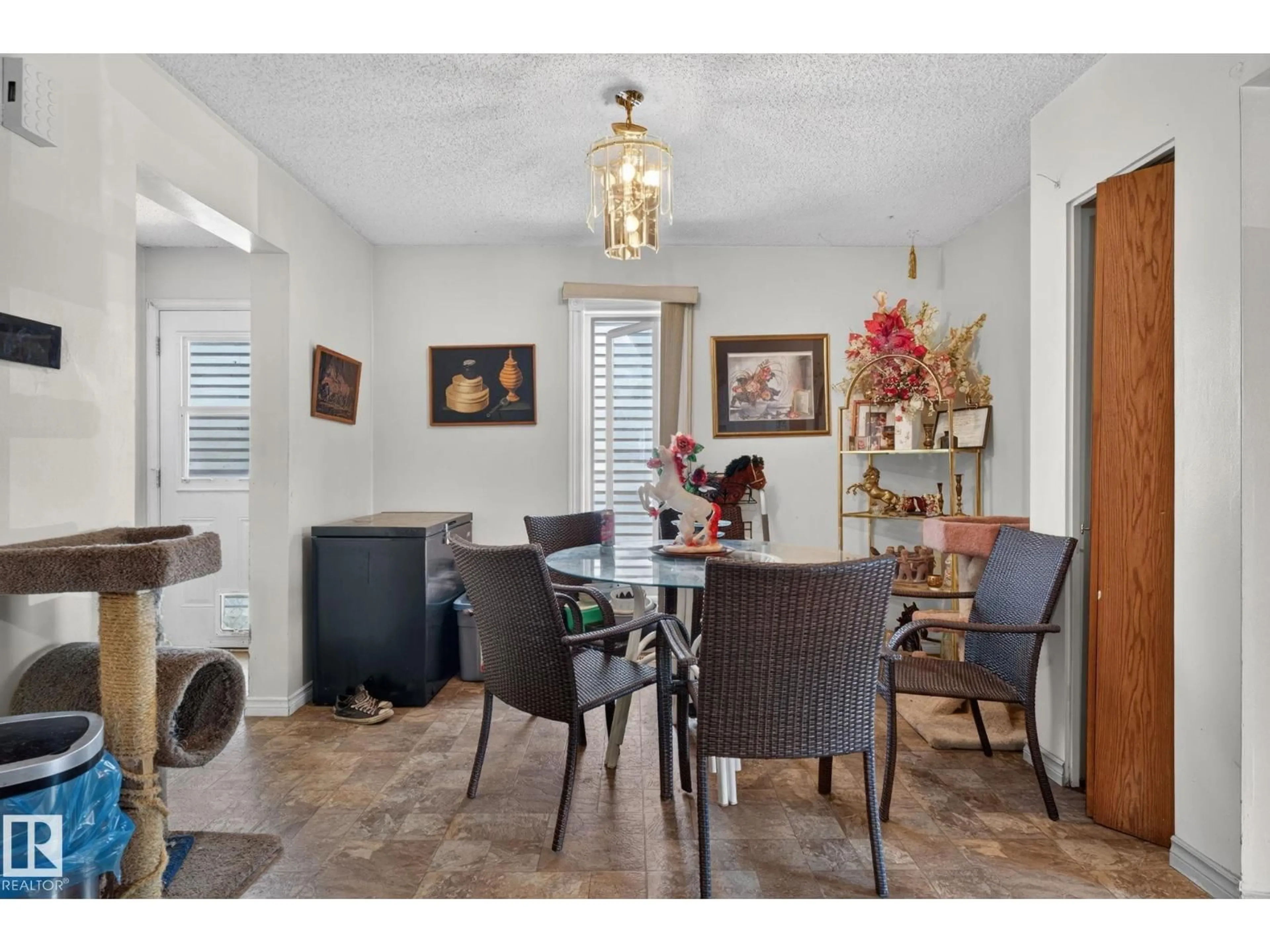 Dining room, ceramic/tile floor for 8316 157 AV, Edmonton Alberta T5Z2P7