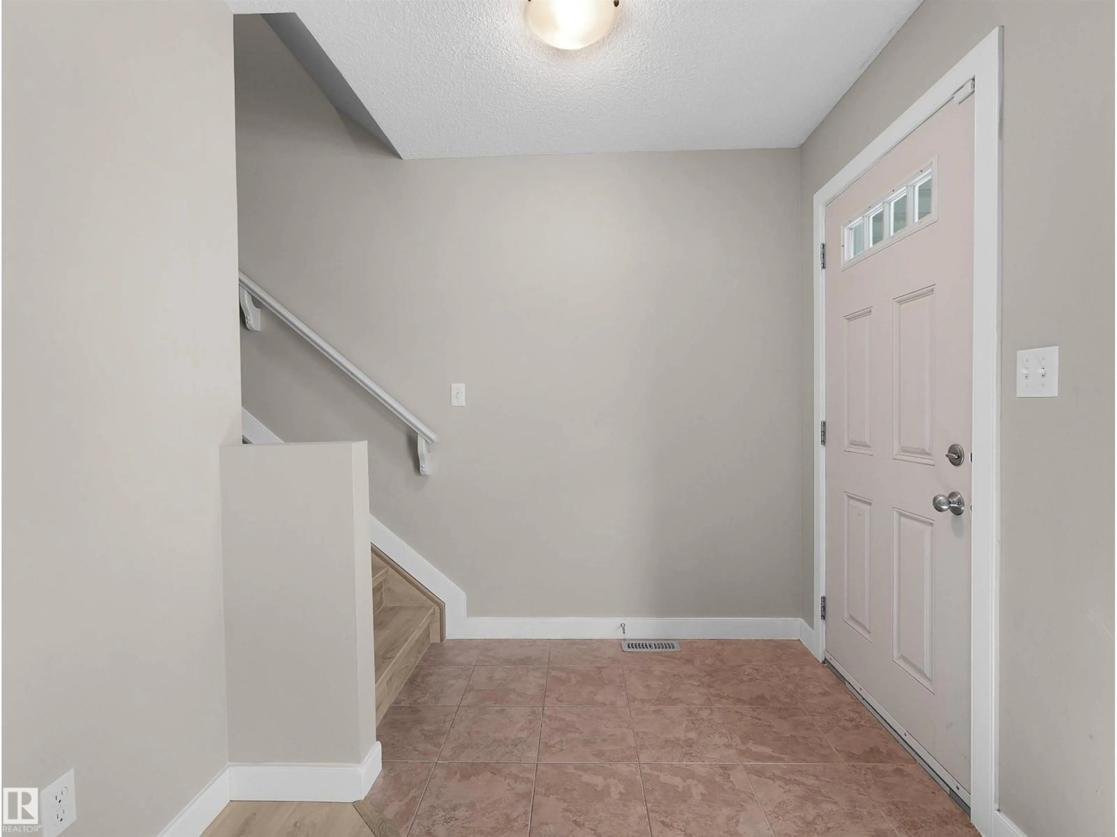 Indoor entryway for 17 - 6032 38 AV NW, Edmonton Alberta T6L0A4