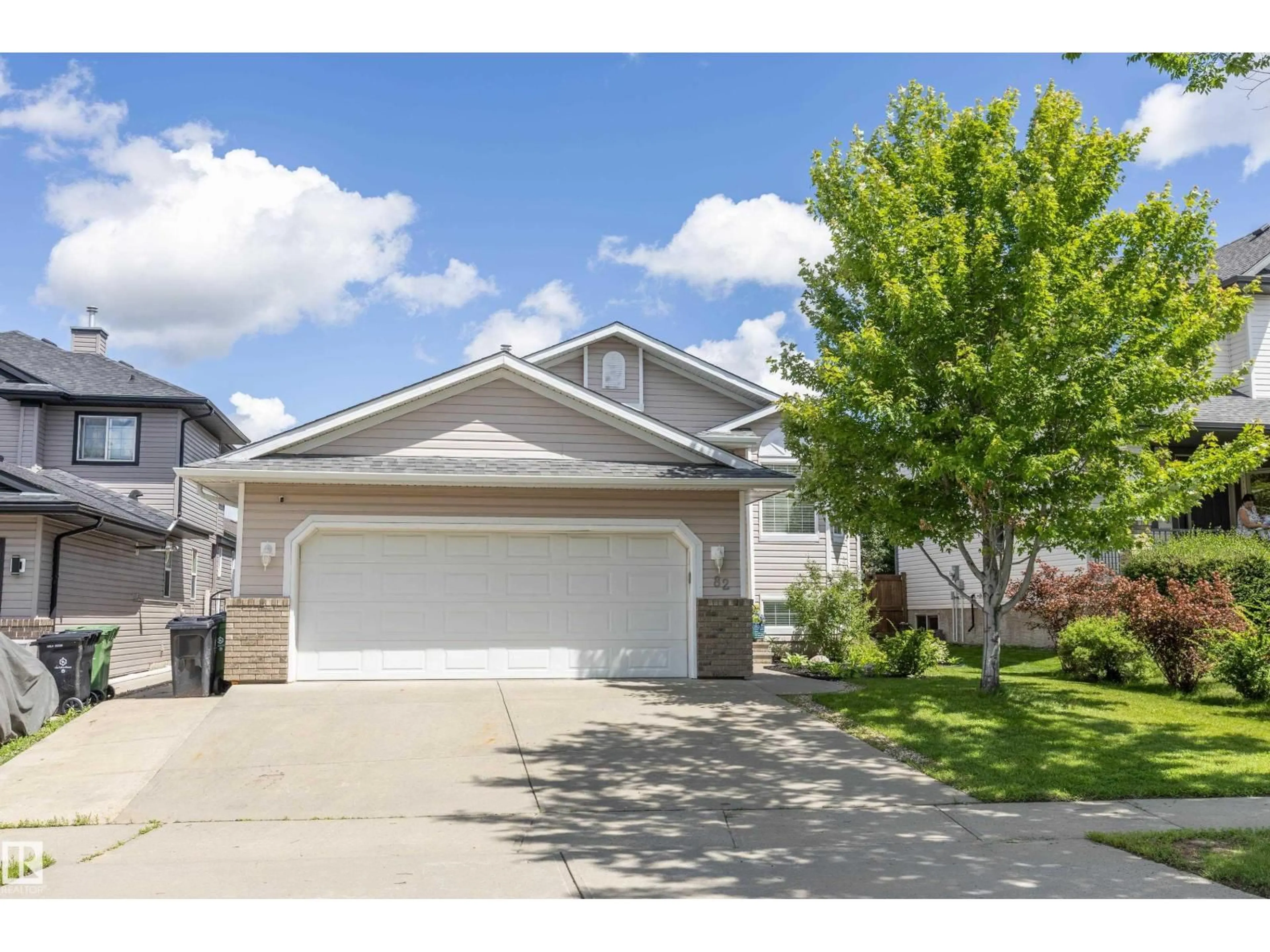 Home with vinyl exterior material, street for 82 WEDGEWOOD, Fort Saskatchewan Alberta T8L4S3