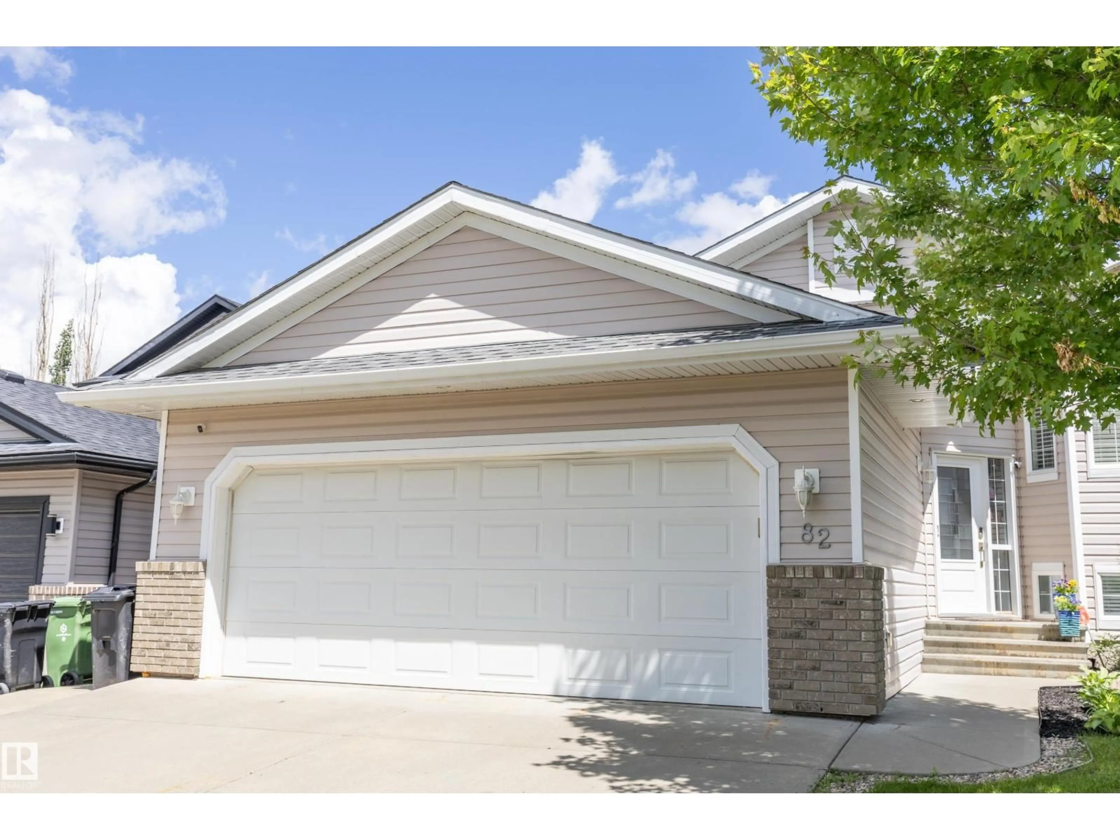 Home with vinyl exterior material, street for 82 WEDGEWOOD, Fort Saskatchewan Alberta T8L4S3