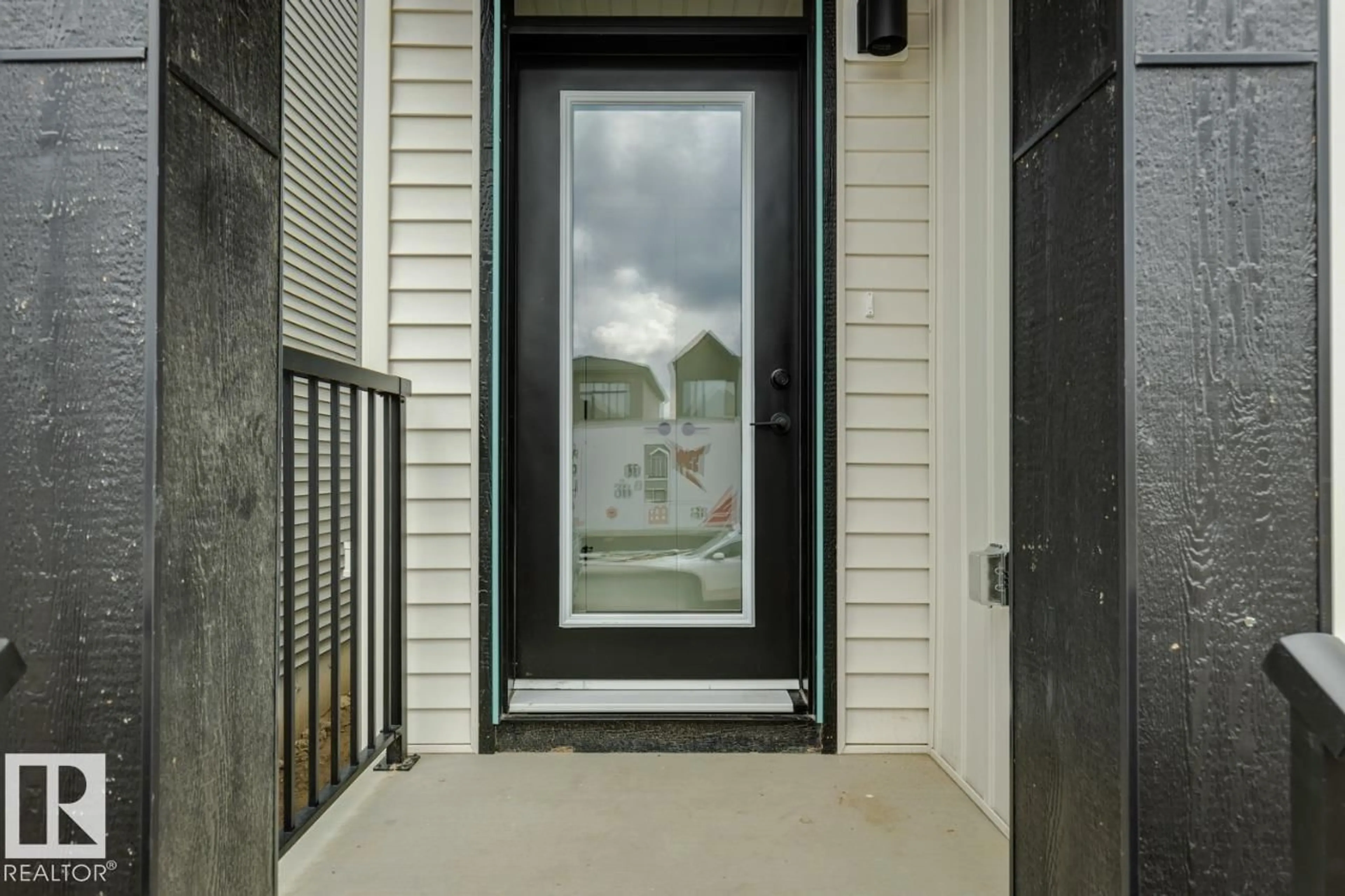 Indoor entryway for 7450 KLAPSTEIN CR, Edmonton Alberta T6W5N8