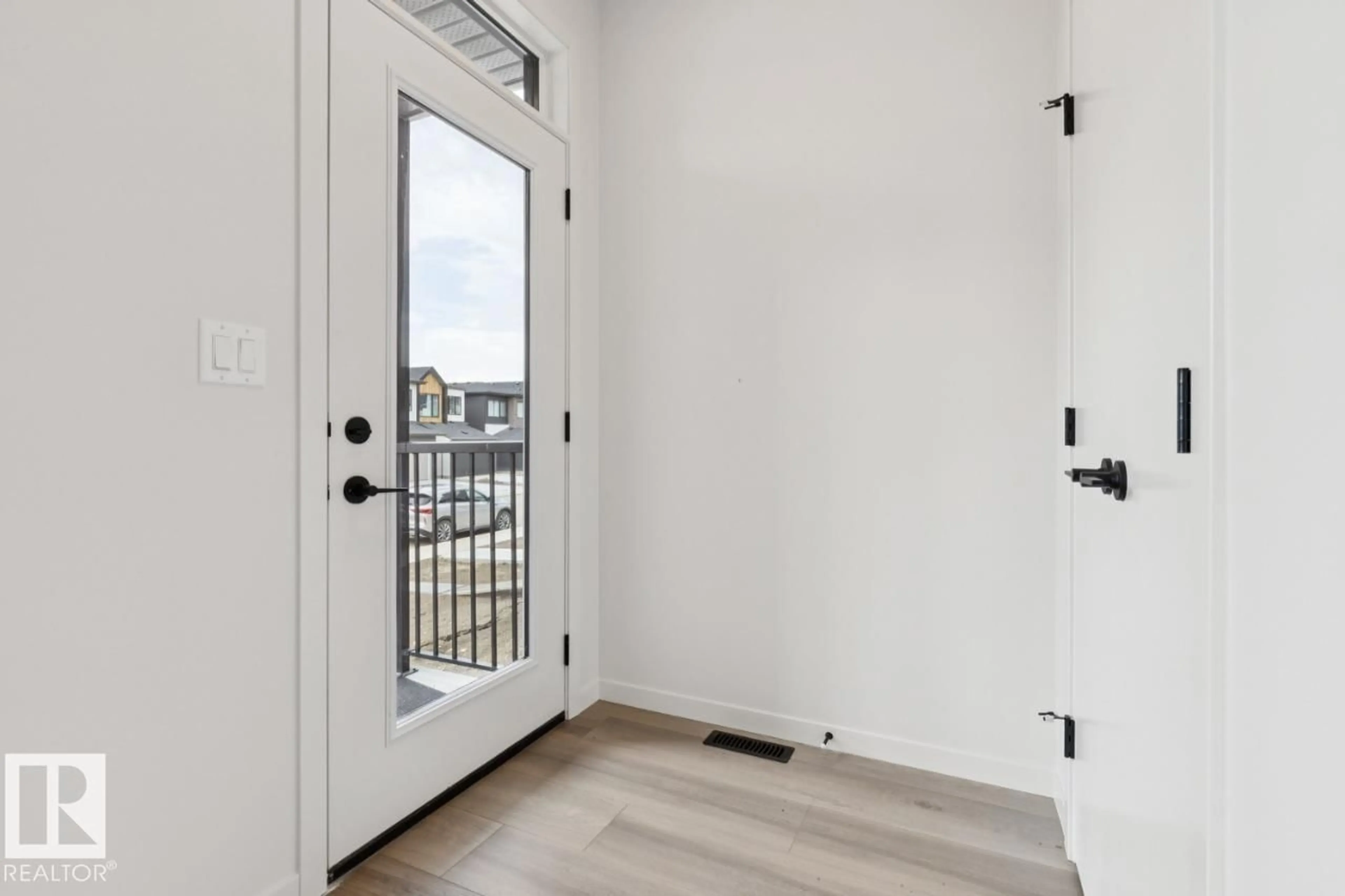 Indoor entryway for 7450 KLAPSTEIN CR, Edmonton Alberta T6W5N8