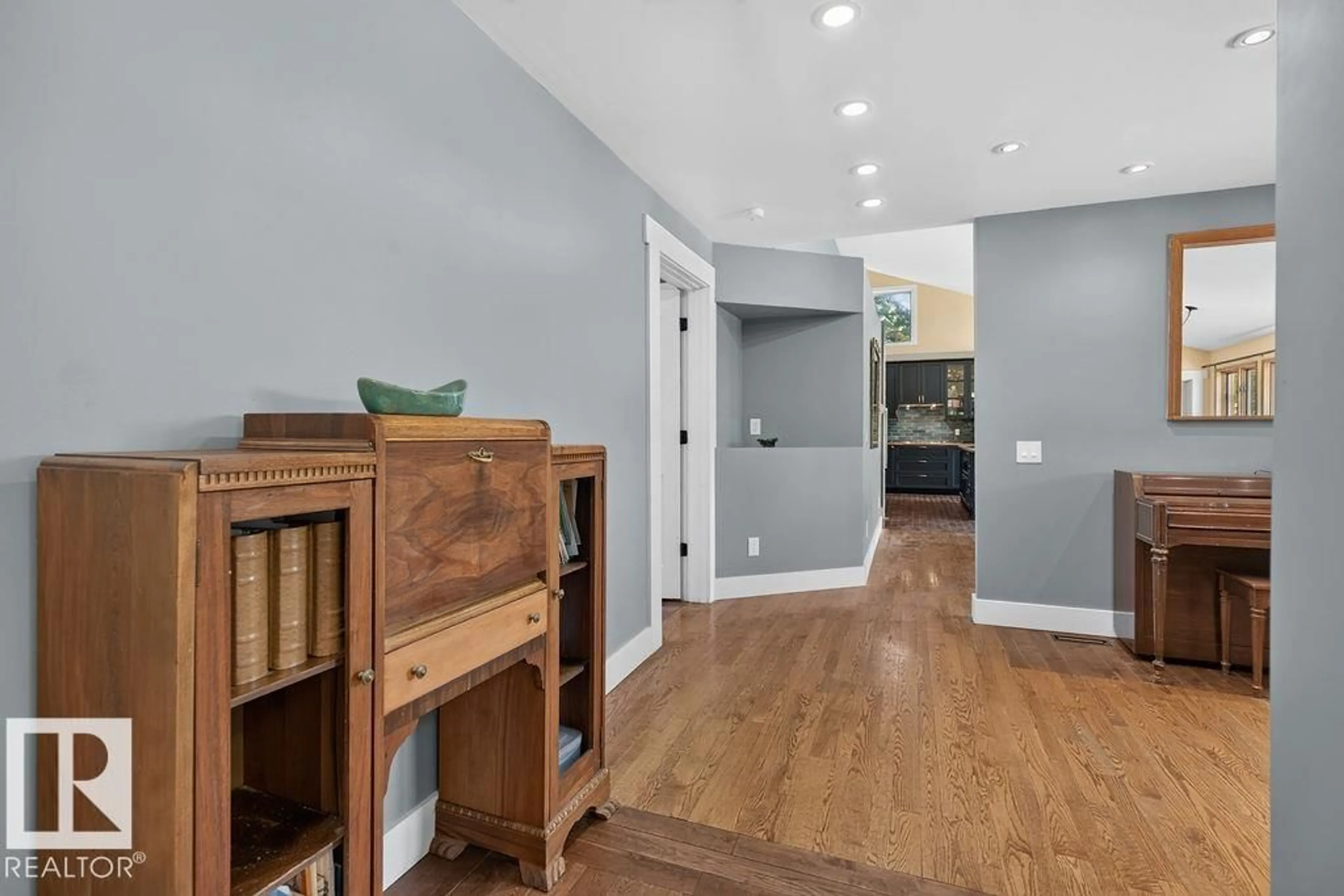 Indoor entryway for 216 WOLF WILLOW RD, Edmonton Alberta T5T5L8
