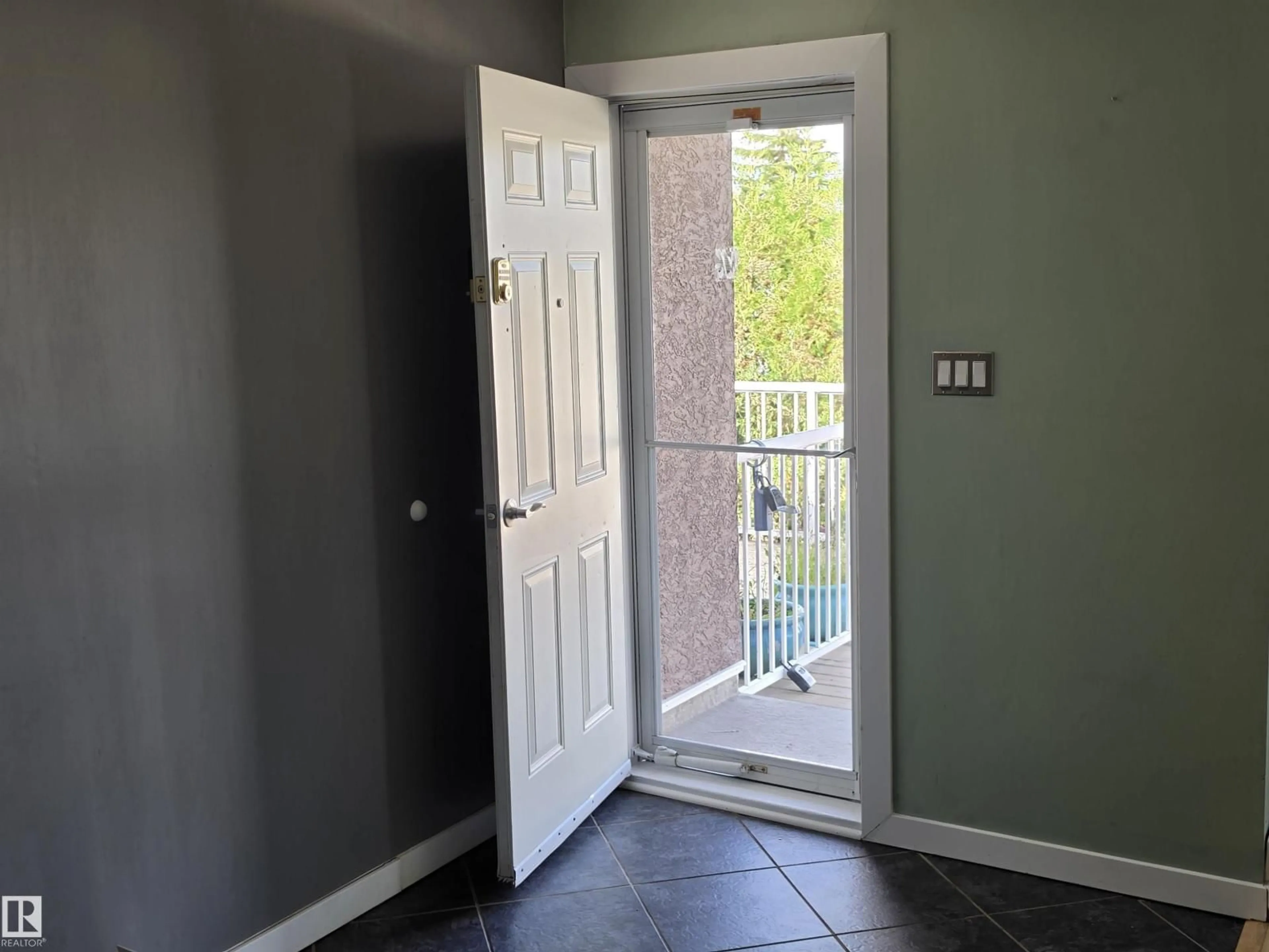 Indoor entryway for #17 - 13580 38 ST NW, Edmonton Alberta T5A2W7