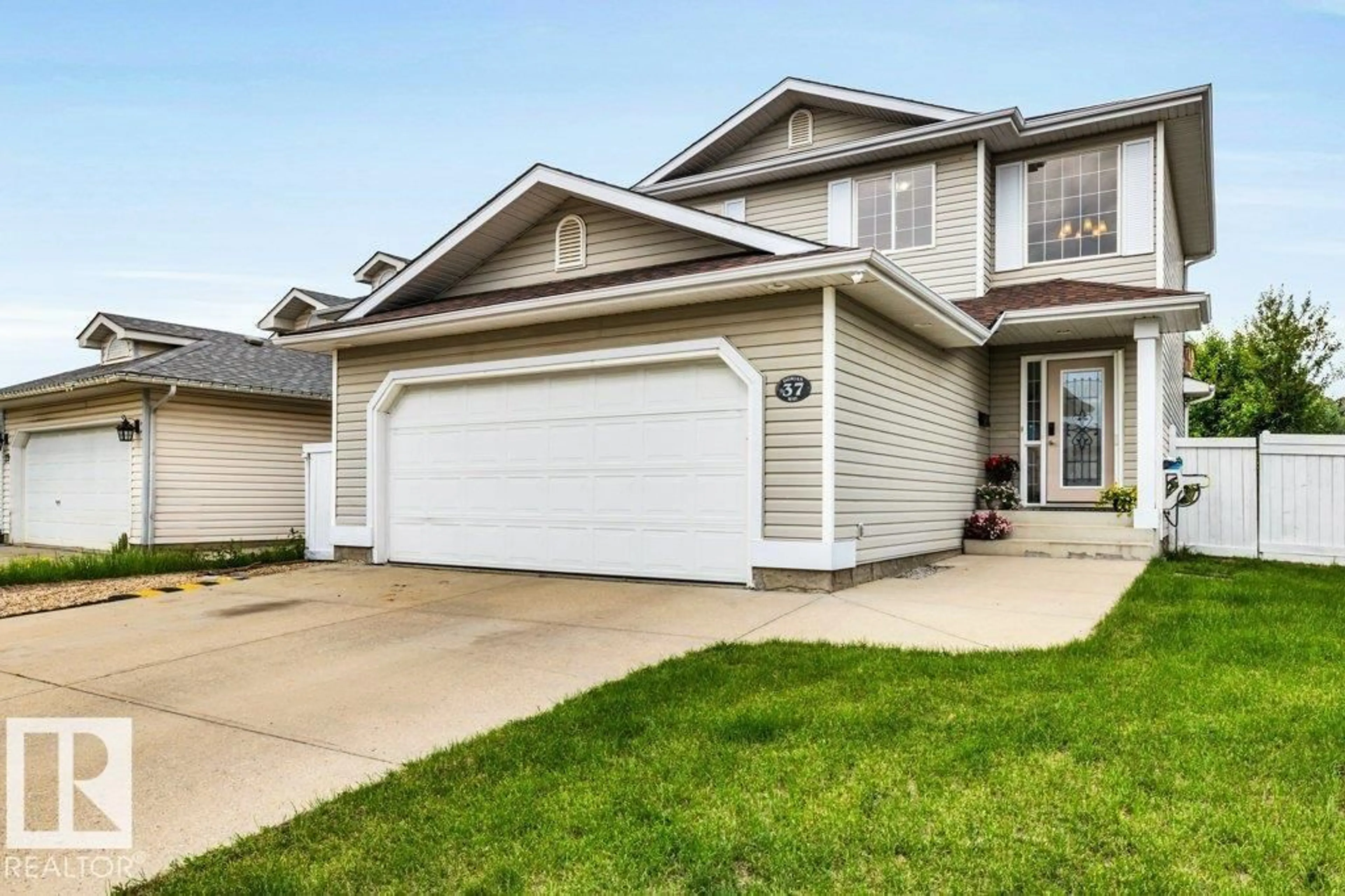 Home with vinyl exterior material, street for 37 DORIAN WY, Sherwood Park Alberta T8H1Y2
