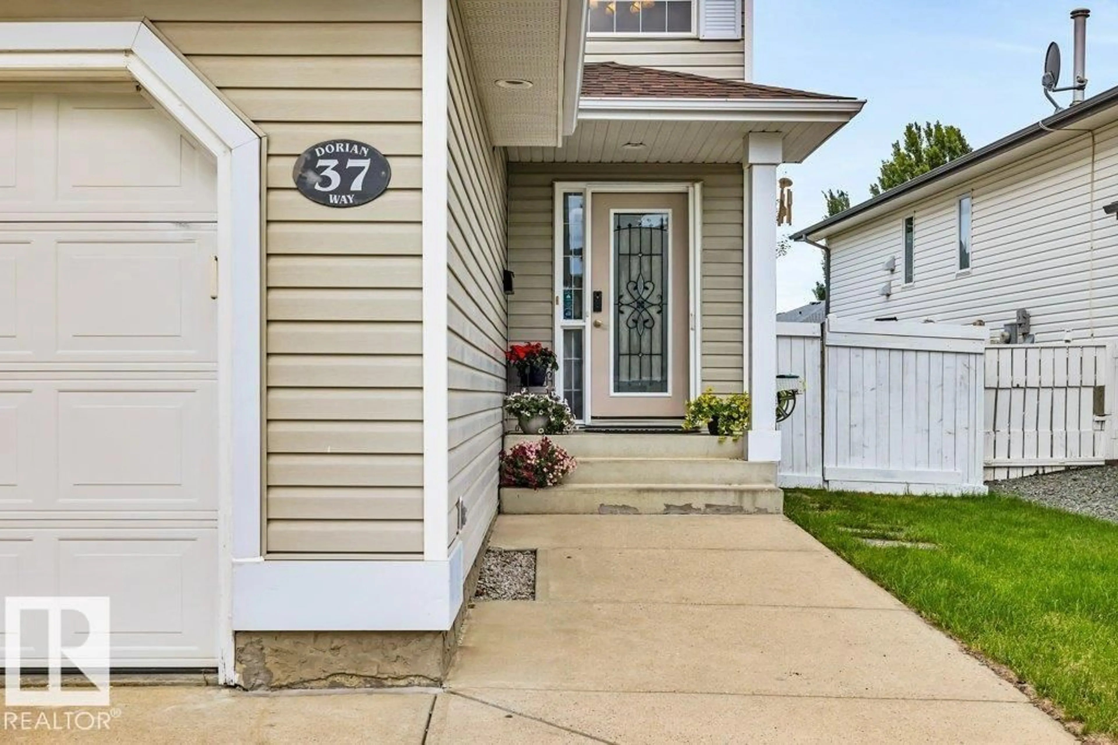 Home with vinyl exterior material, street for 37 DORIAN WY, Sherwood Park Alberta T8H1Y2