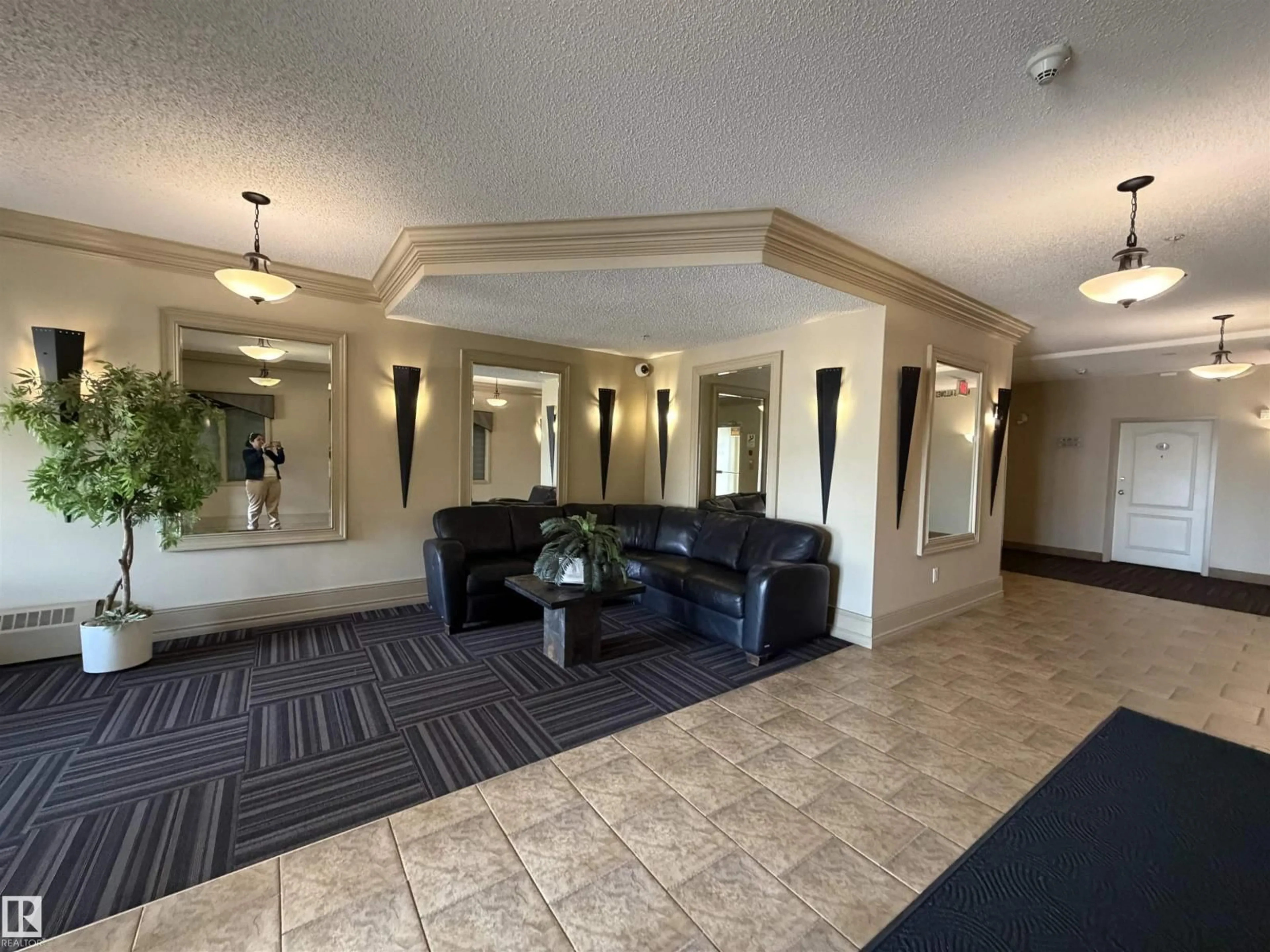 Lobby for 128 16807 100 AV NW, Edmonton Alberta T5P4Z6